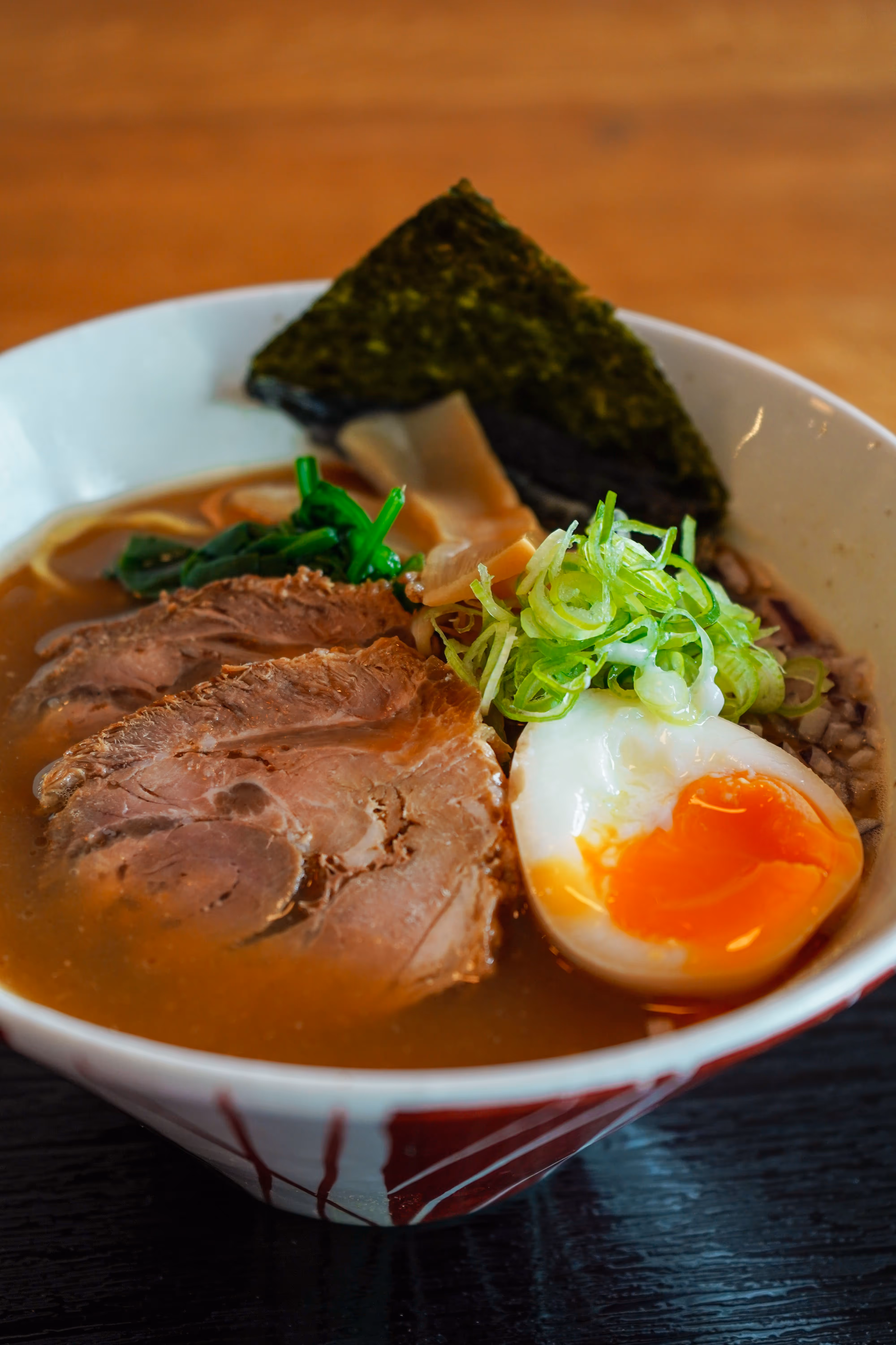 Ramen mit Ei und Fleisch im ZEN Restaurant Köln – authentische Spezialität