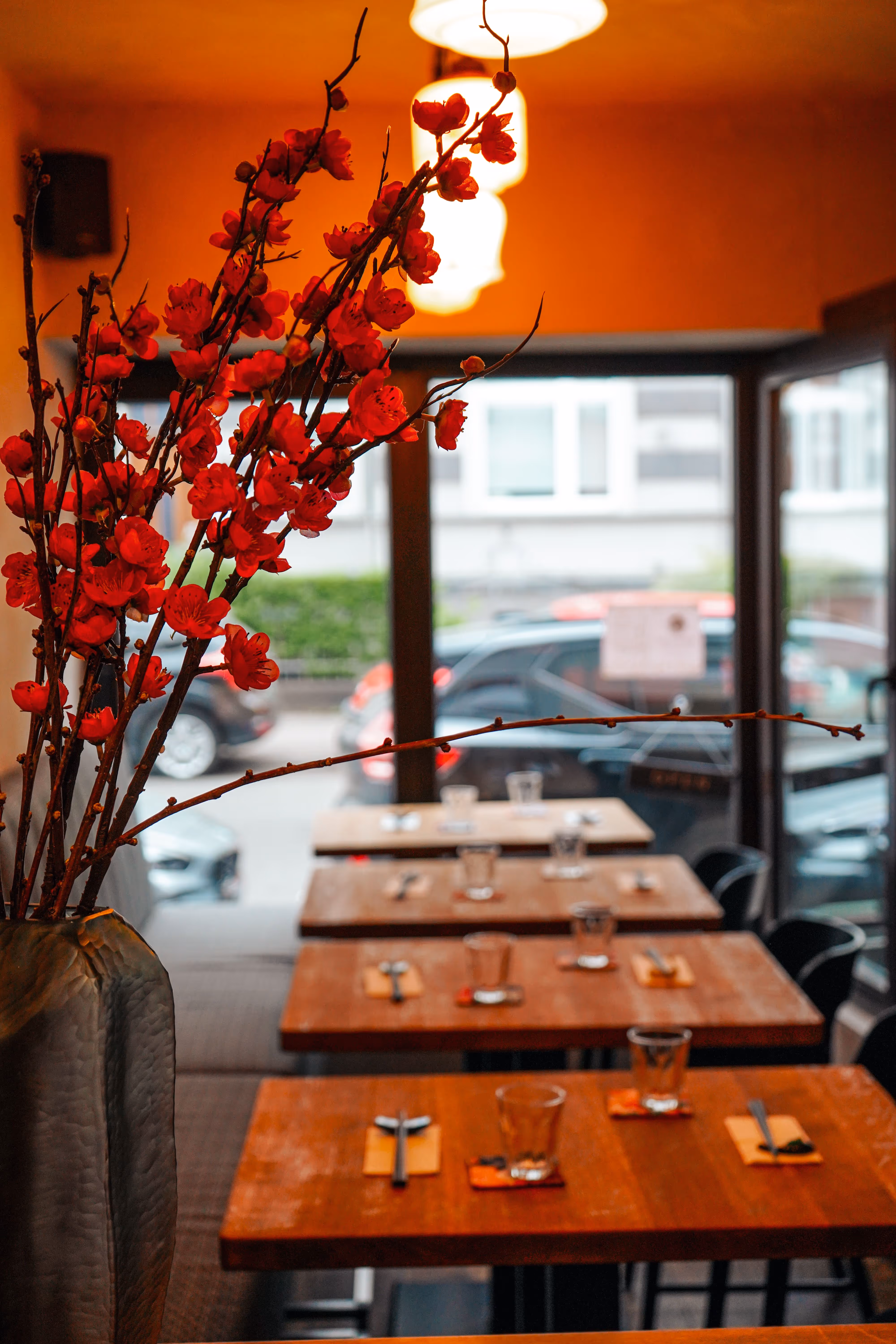 Innenraum mit Fenster und Dekoration im ZEN Restaurant Köln