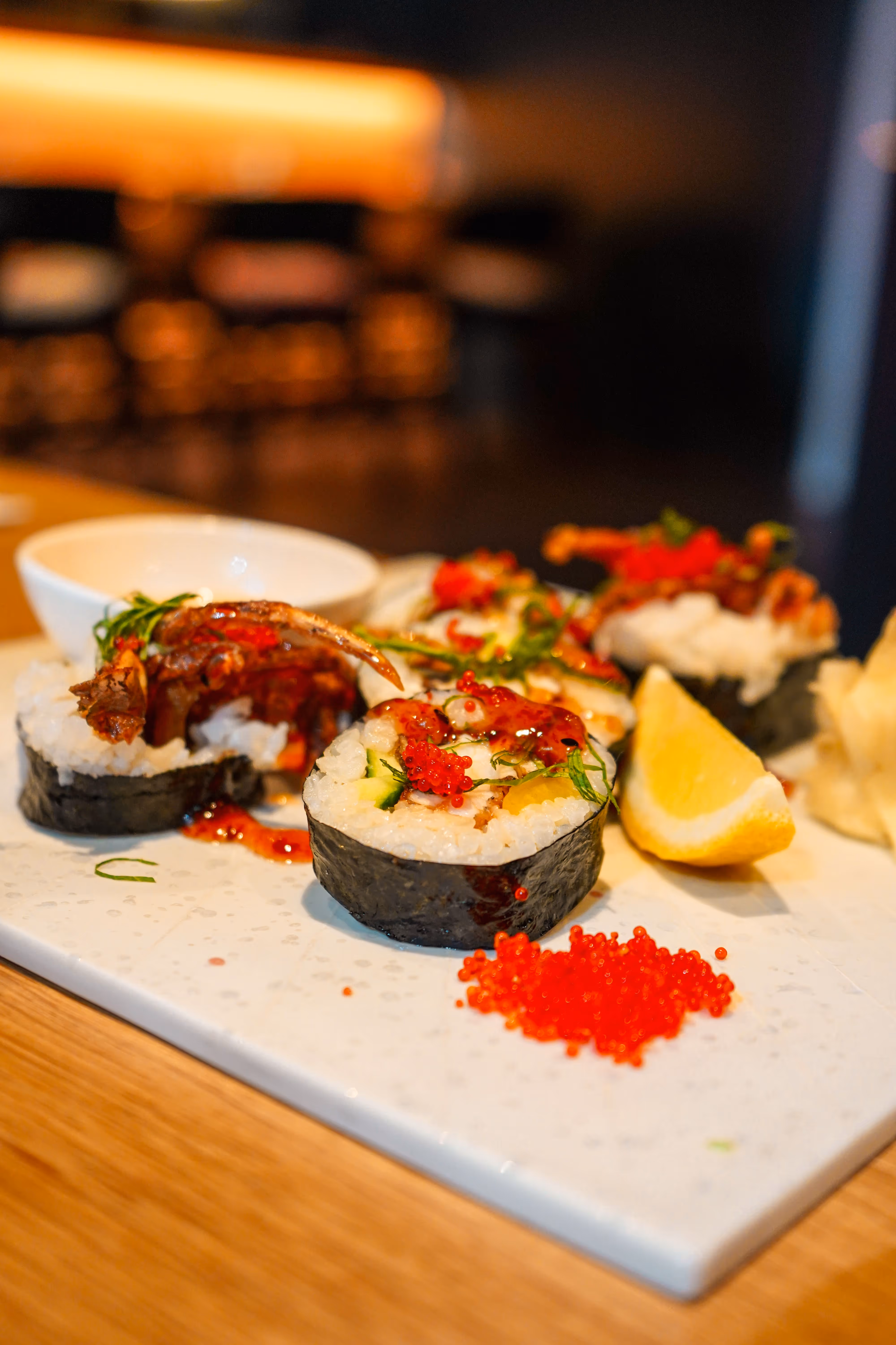 Inside-Out Sushi Rollen mit Fischrogen im ZEN Restaurant Köln