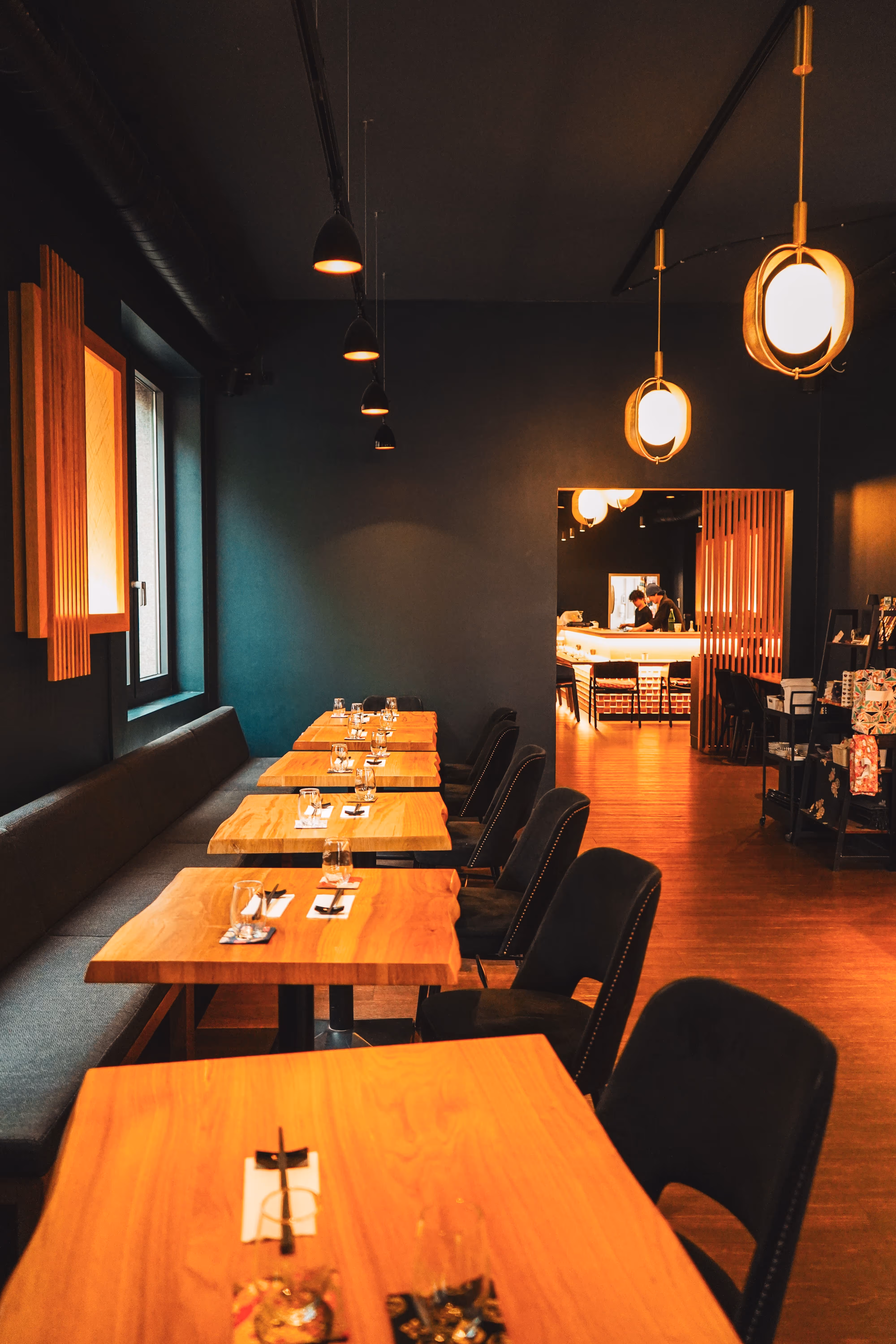 Innenraum des ZEN Restaurant Köln – gedeckte Tische in stilvoller Atmosphäre