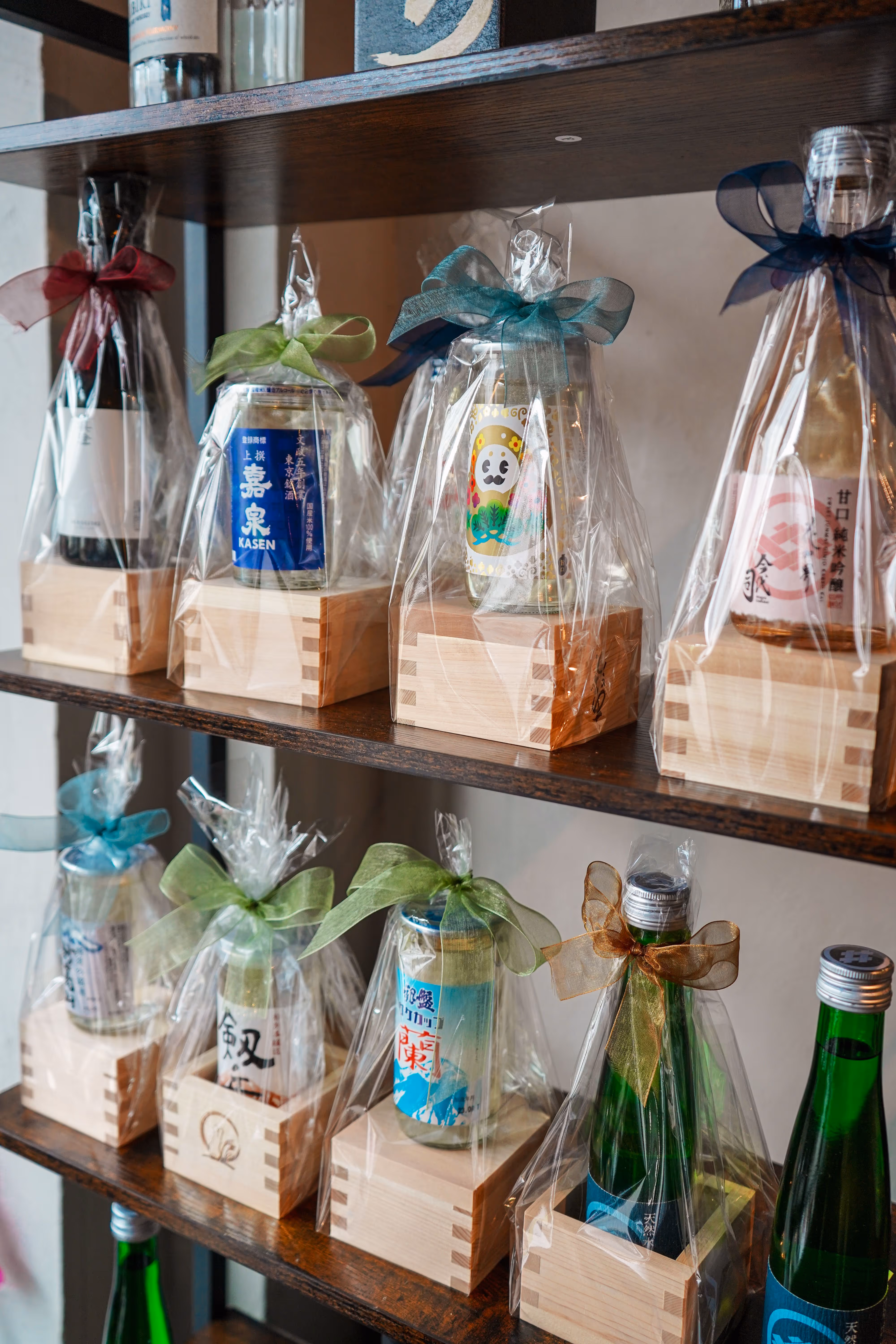 Japanische Sake Flaschen im Regal im ZEN Restaurant Köln