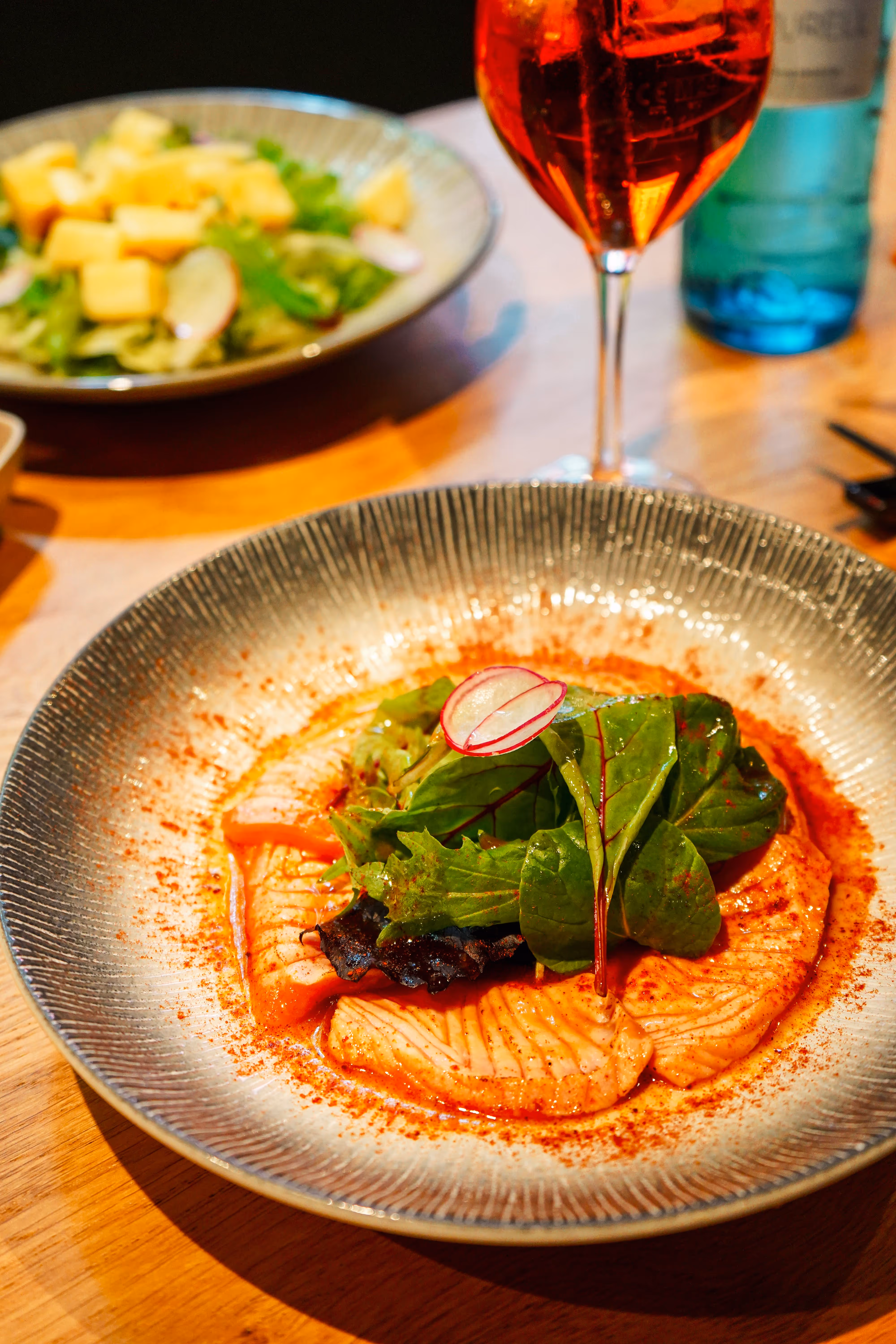 Japanisches Tatar auf Salat serviert im ZEN Restaurant Köln
