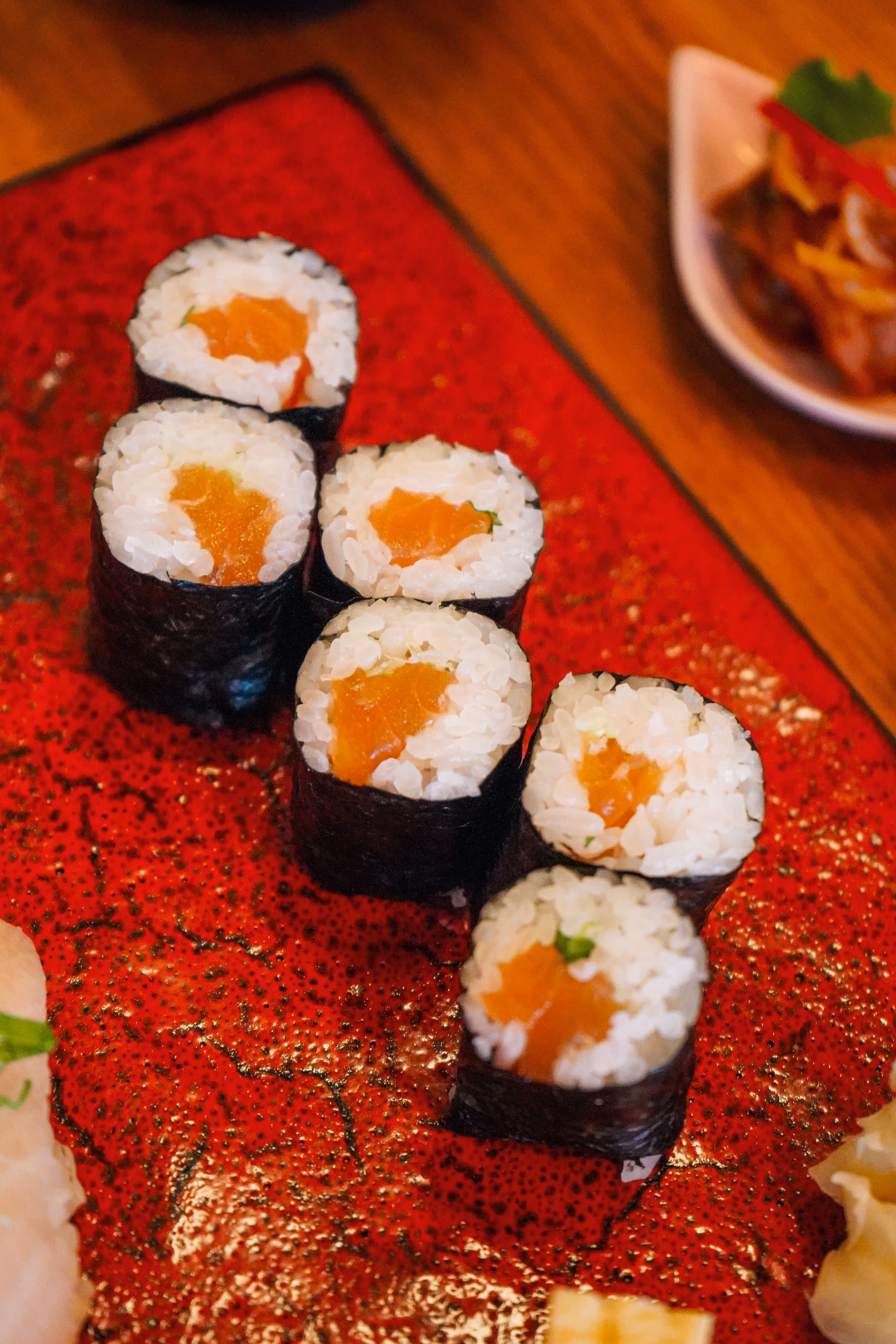 Maki Sushi angerichtet auf roter Platte im ZEN Restaurant Köln