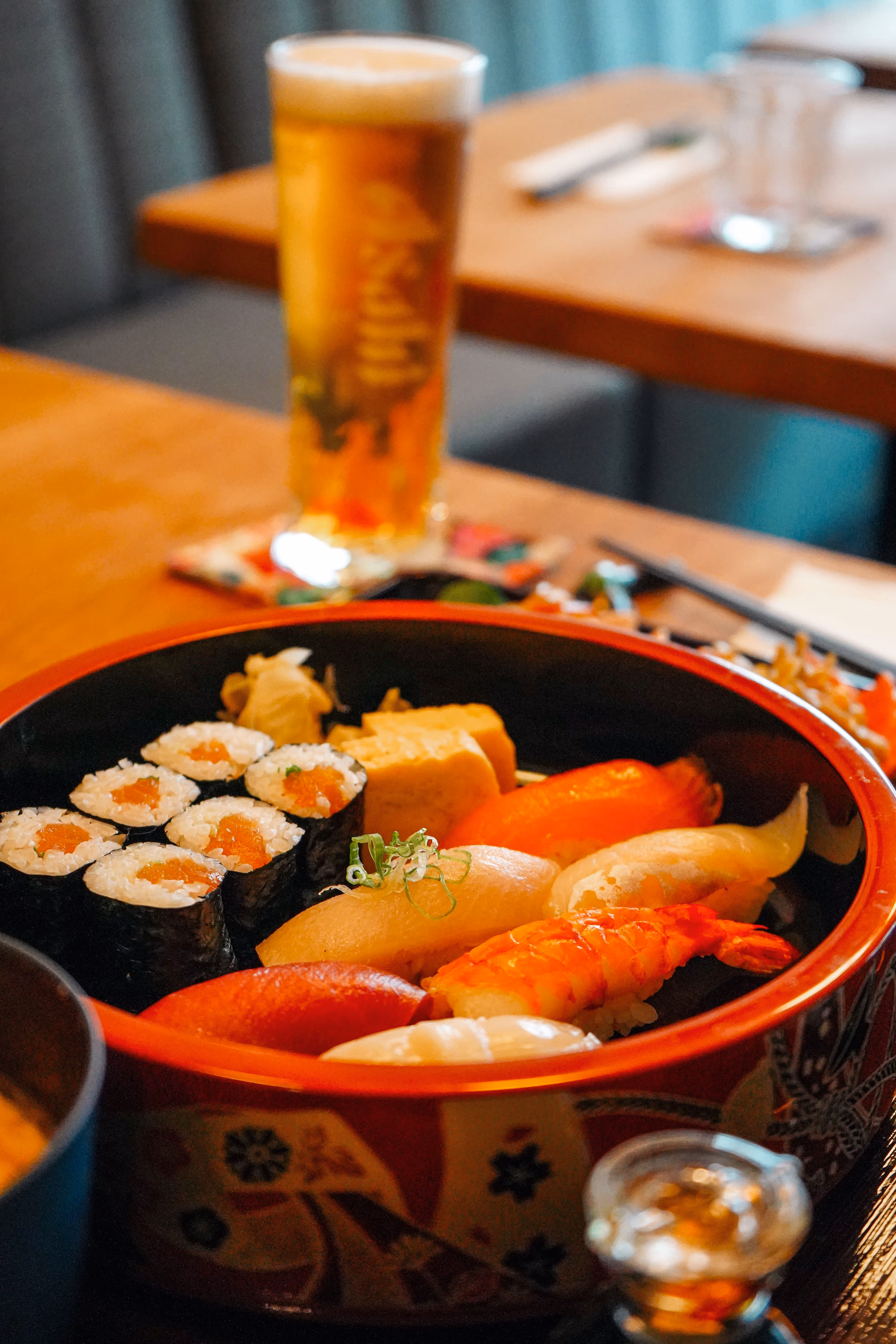 Sushi serviert in Lackschale im ZEN Restaurant Köln