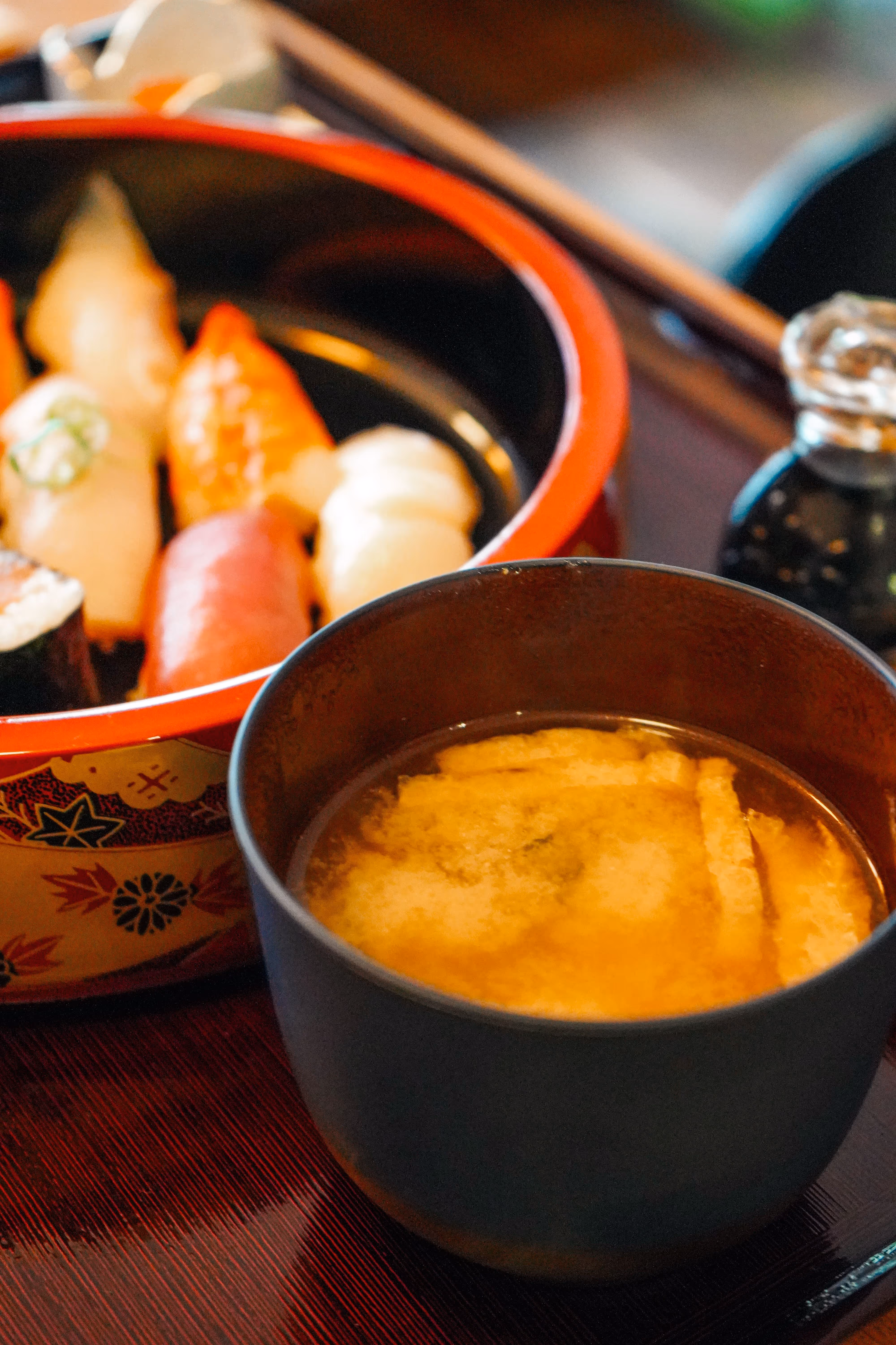 Miso-Suppe mit Sushi im ZEN Restaurant Köln – authentische japanische Küche