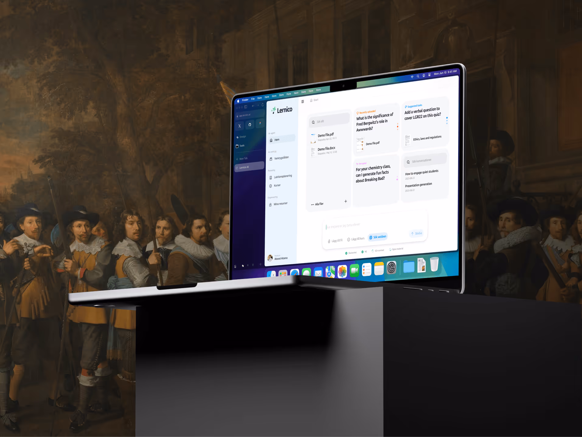 Dator på en pall som visar Lernicos AI plattform