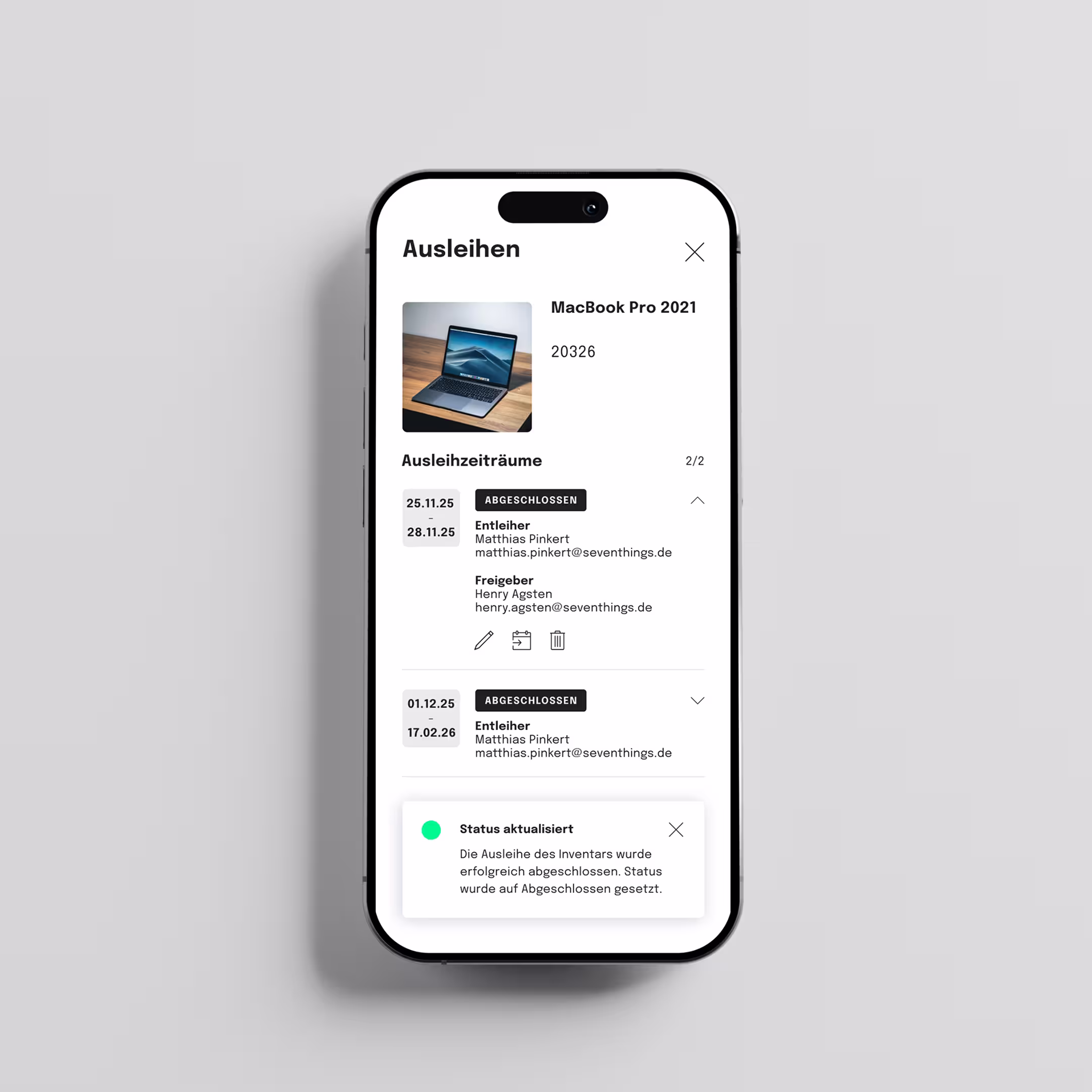 Smartphone zeigt eine App mit Ausleihdetails für ein MacBook Pro 2021, inklusive Ausleihzeiträumen, Status 'Abgeschlossen', Entleiher- und Freigeberinformationen.