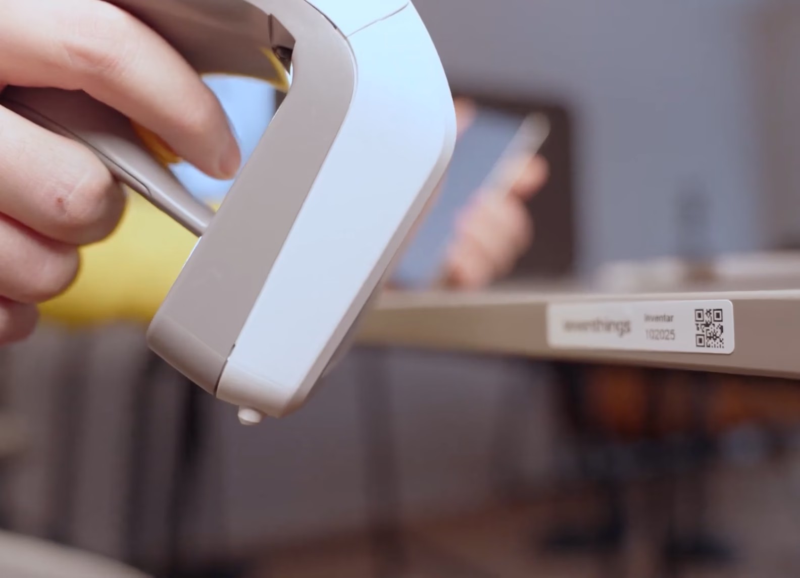 RFID-Scanner erfasst ein seventhings-Etikett an einem Büromöbelstück