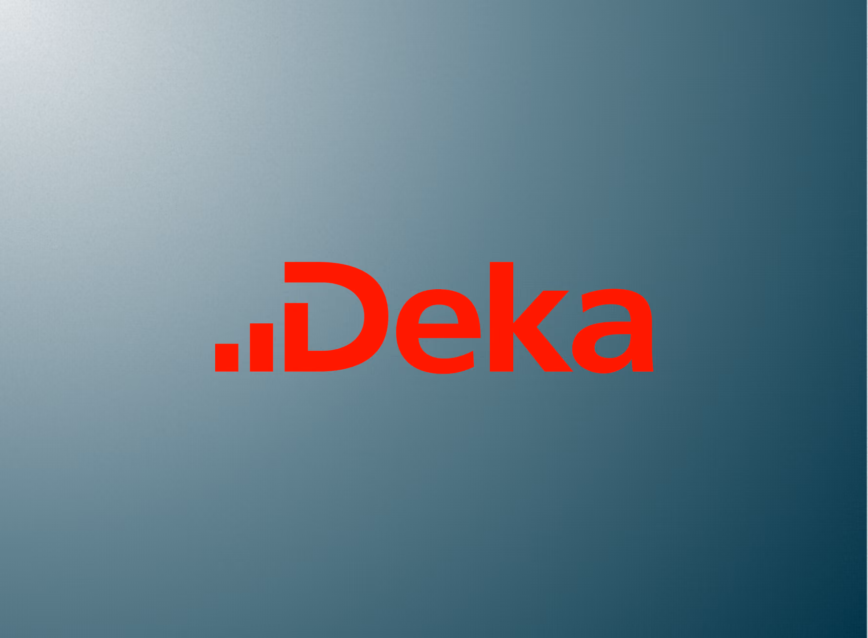 Rotes Deka-Logo auf einem Farbverlauf von hellem Graublau zu dunklem Petrol