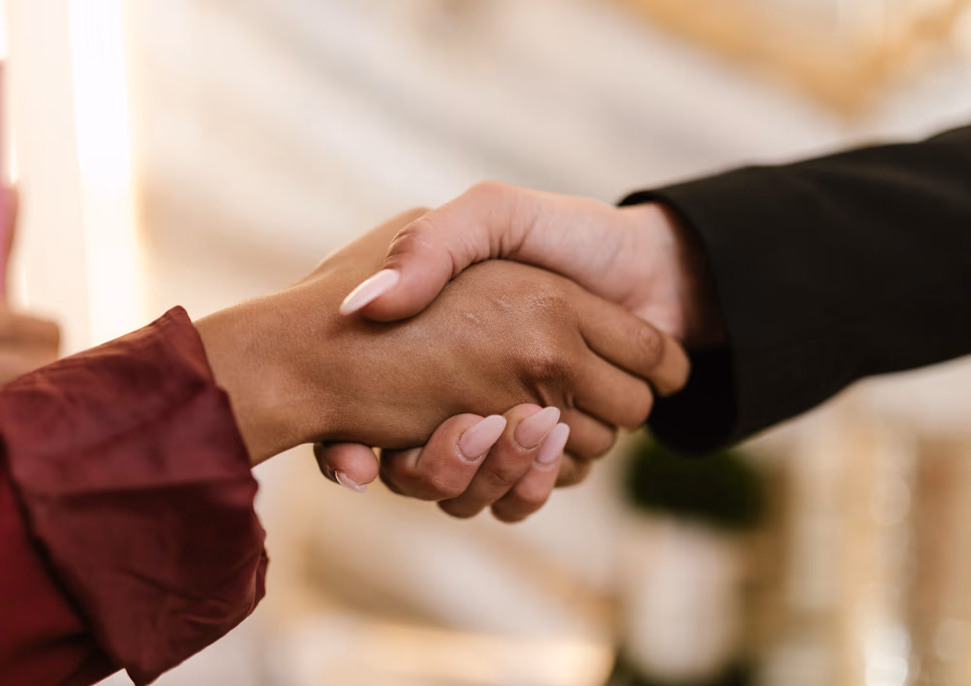 deux mains se serrent pour signifier une collaboration