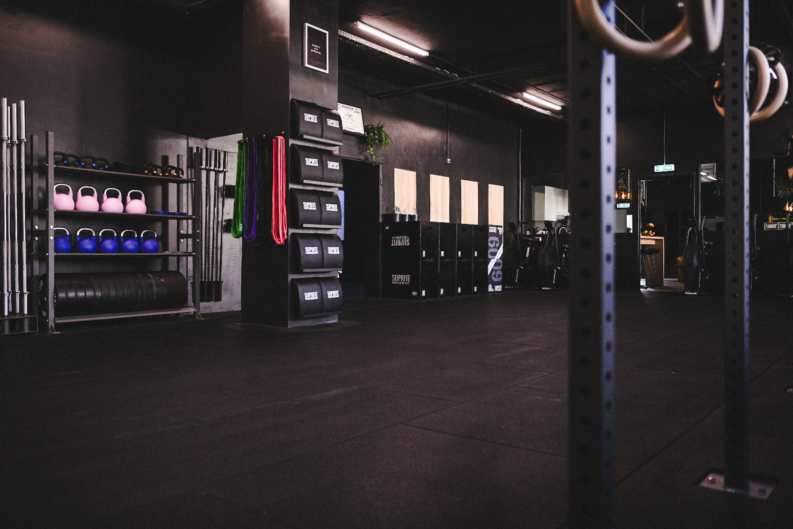 image of weightlifting session (for a gym)