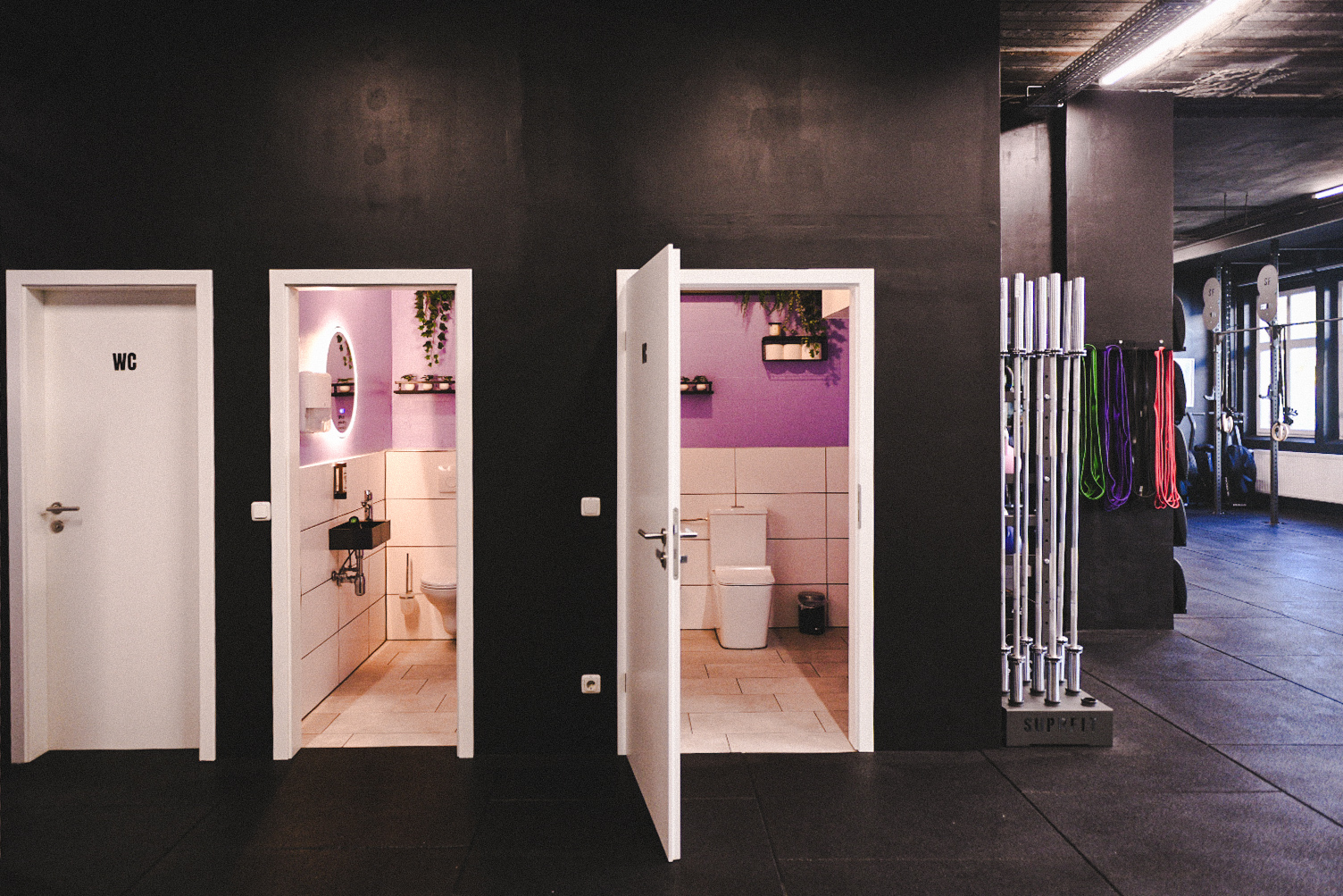 image of weightlifting session (for a gym)