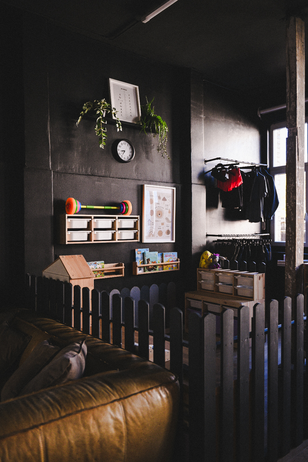 image of weightlifting session (for a gym)