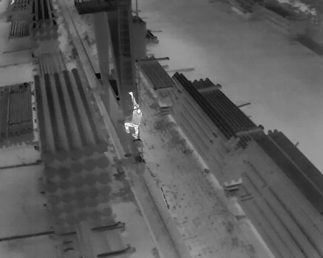 3D-Modell einer Drohnendetektions-Sensoreinheit mit RF-Antennen auf Stativ zur Luftraumüberwachung von Industrie- und Logistikgeländen.