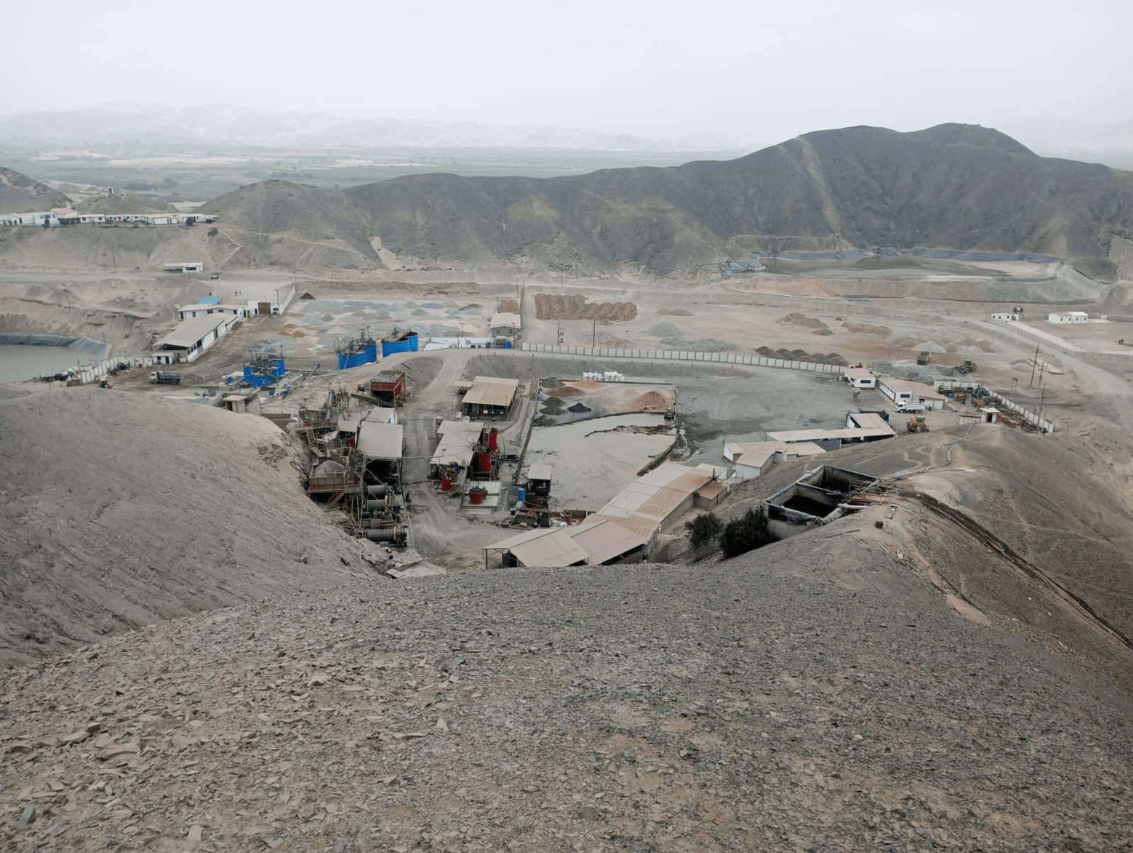 Full view of Samanco Mineral Processing Plant nestled in Peru’s mountain range, showing active facilities.