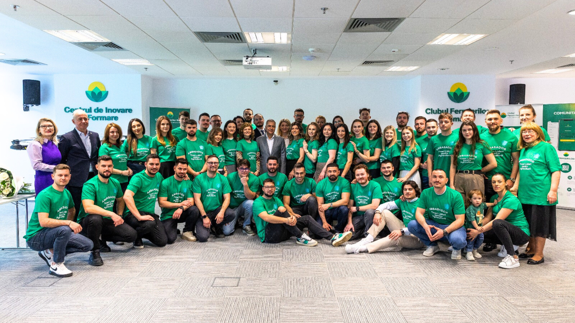 o poza de grup cu absolventii programului tineri lideri pentru agricultură
