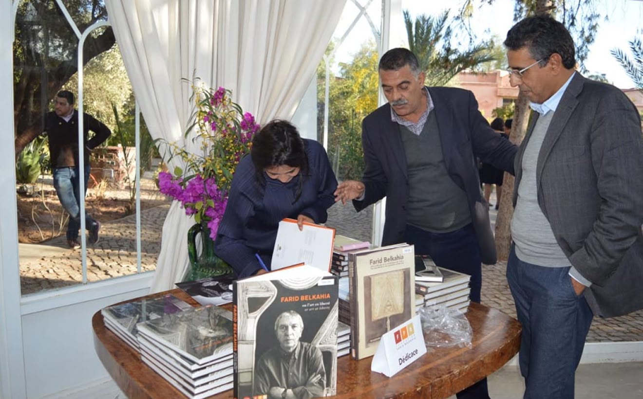 Signature des livres sur Farid Belkahia