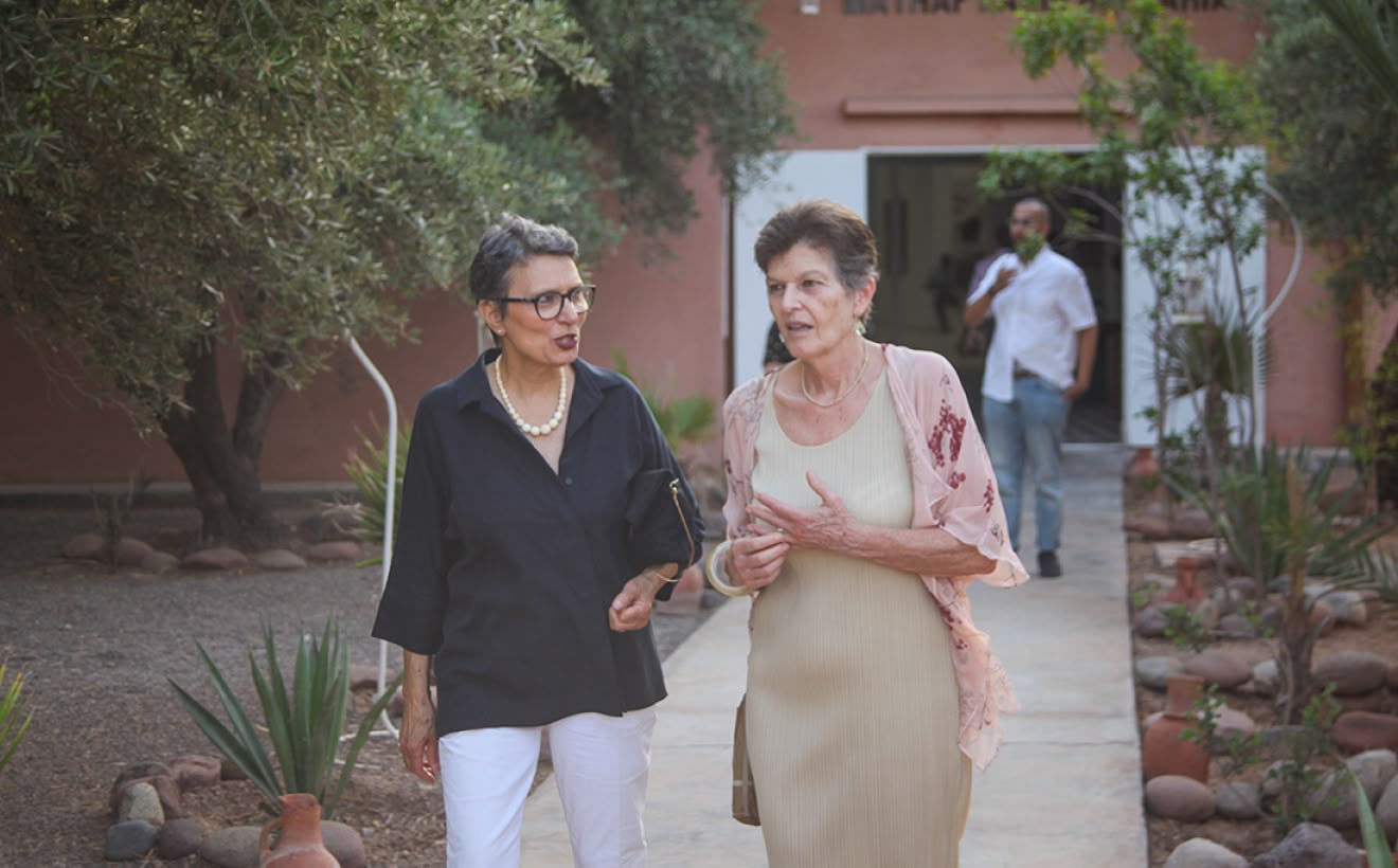 Découvrez l’exposition Farid Belkahia par Fouad Maazouz, organisée du 4 juin au 13 juillet 2019 à Marrakech. Une série photographique qui révèle l’atelier et l’intimité de l’artiste.