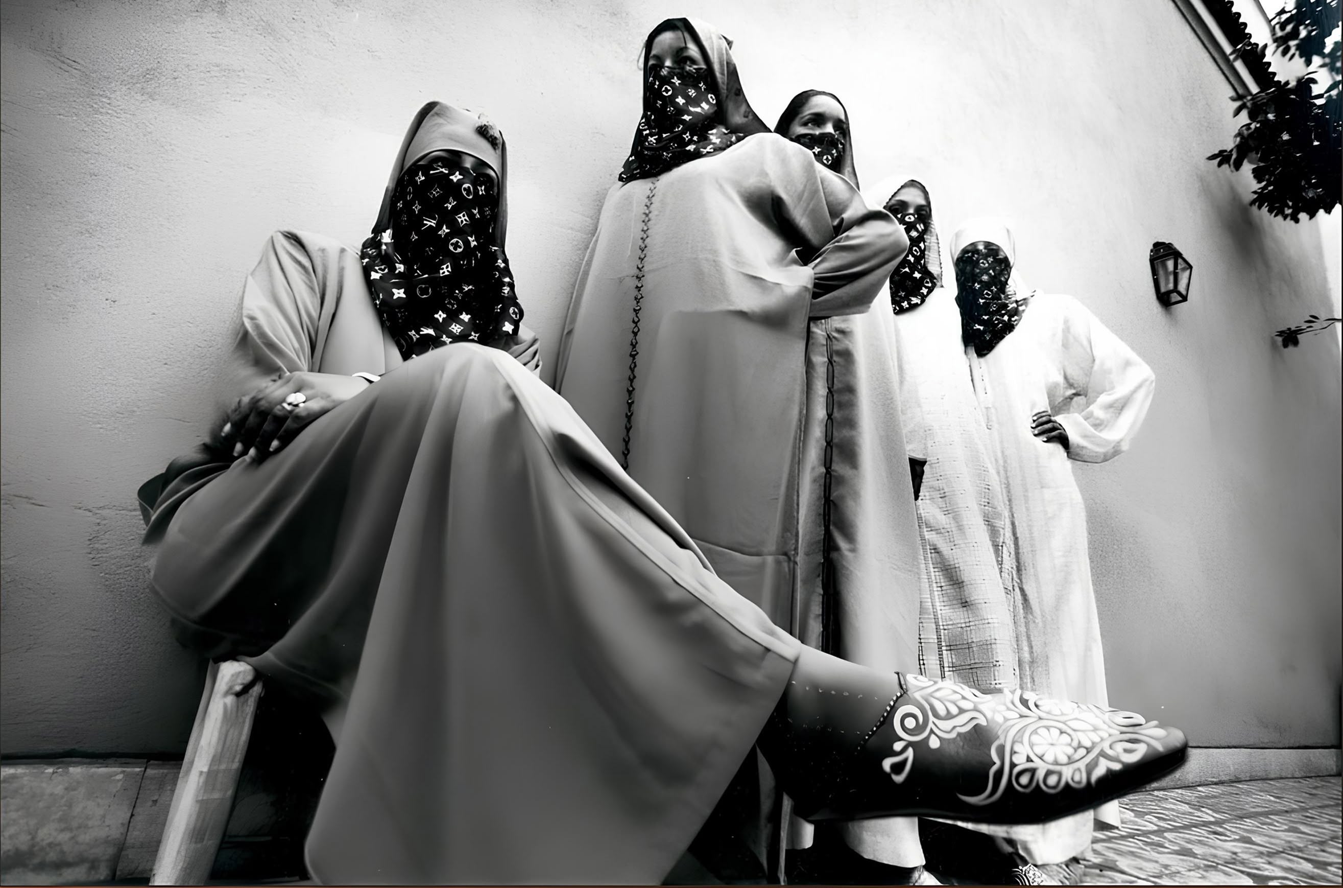 Hassan Hajjaj, figure majeure de l’art contemporain marocain, a investi la Fondation Farid Belkahia pour une exposition inédite. Avec humour et audace, il revisite les codes de la culture populaire et du design, fusionnant photographie, installation et motifs traditionnels.