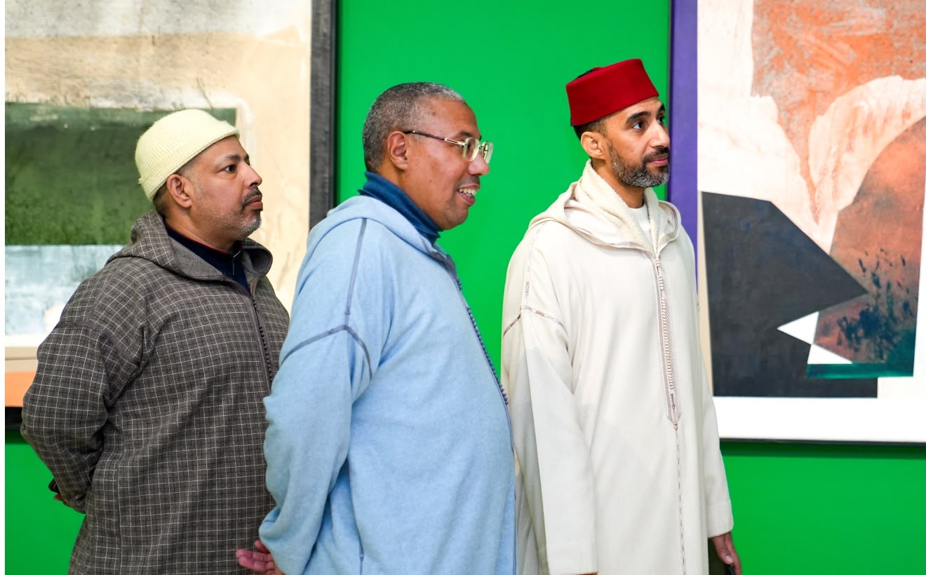 Découvrez Carte blanche à Mohamed Mourabiti au Mathaf Farid Belkahia : une série de tondos lumineux qui revisitent la carte du continent en jeu de lumière, texture et couleur.