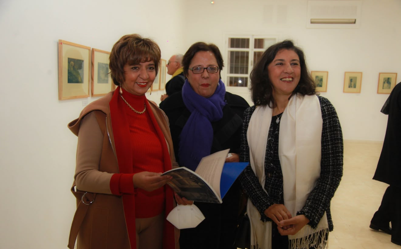 Explorez De la mémoire à l’âme, l’exposition d’Aassmaa Akhannouch (27 nov 2021 – 27 jan 2022) à la Fondation Farid Belkahia, mêlant cyanotypes et aquarelle autour des souvenirs d’enfance.