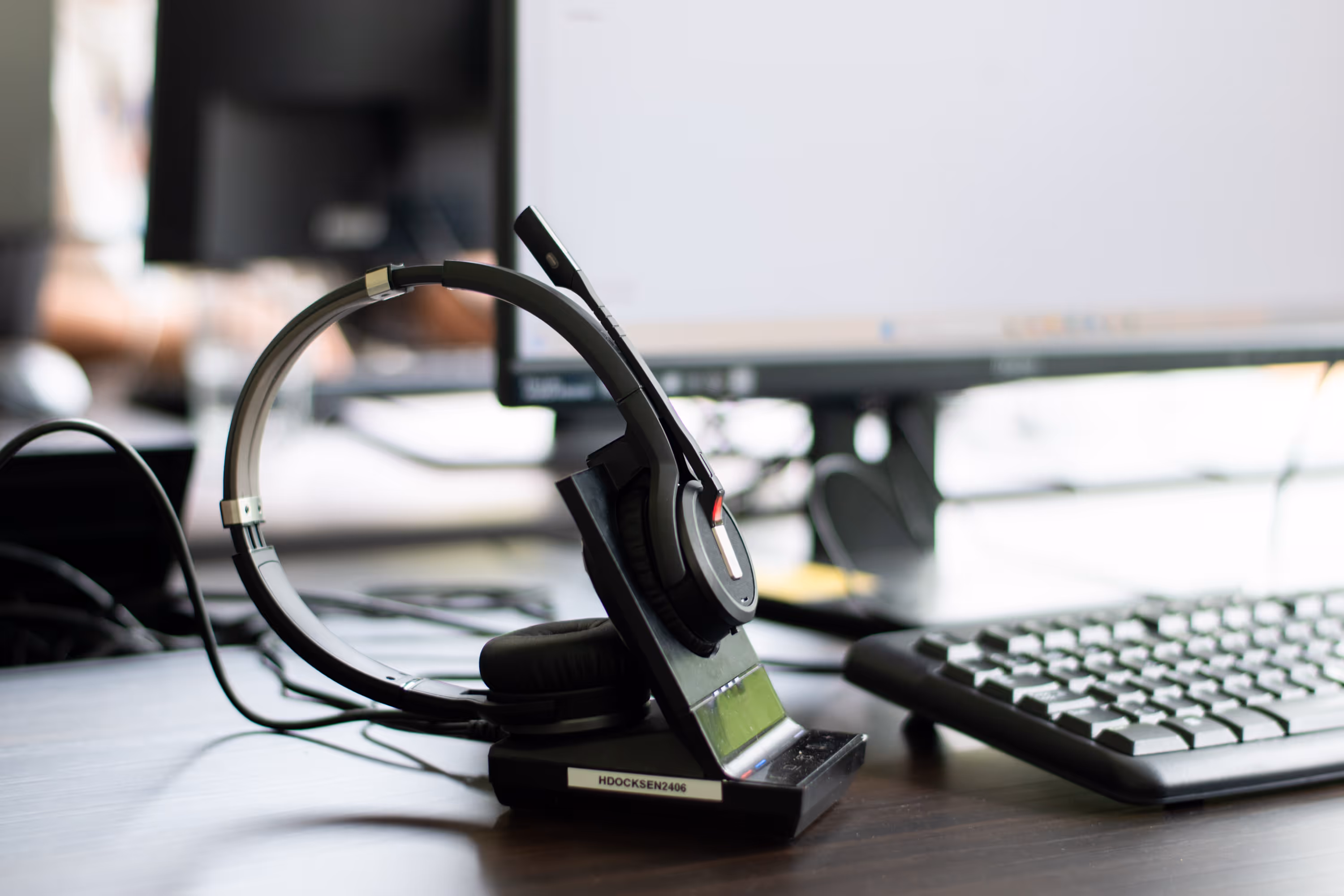Een bureau van een begeleider, met een headset klaar om te bellen