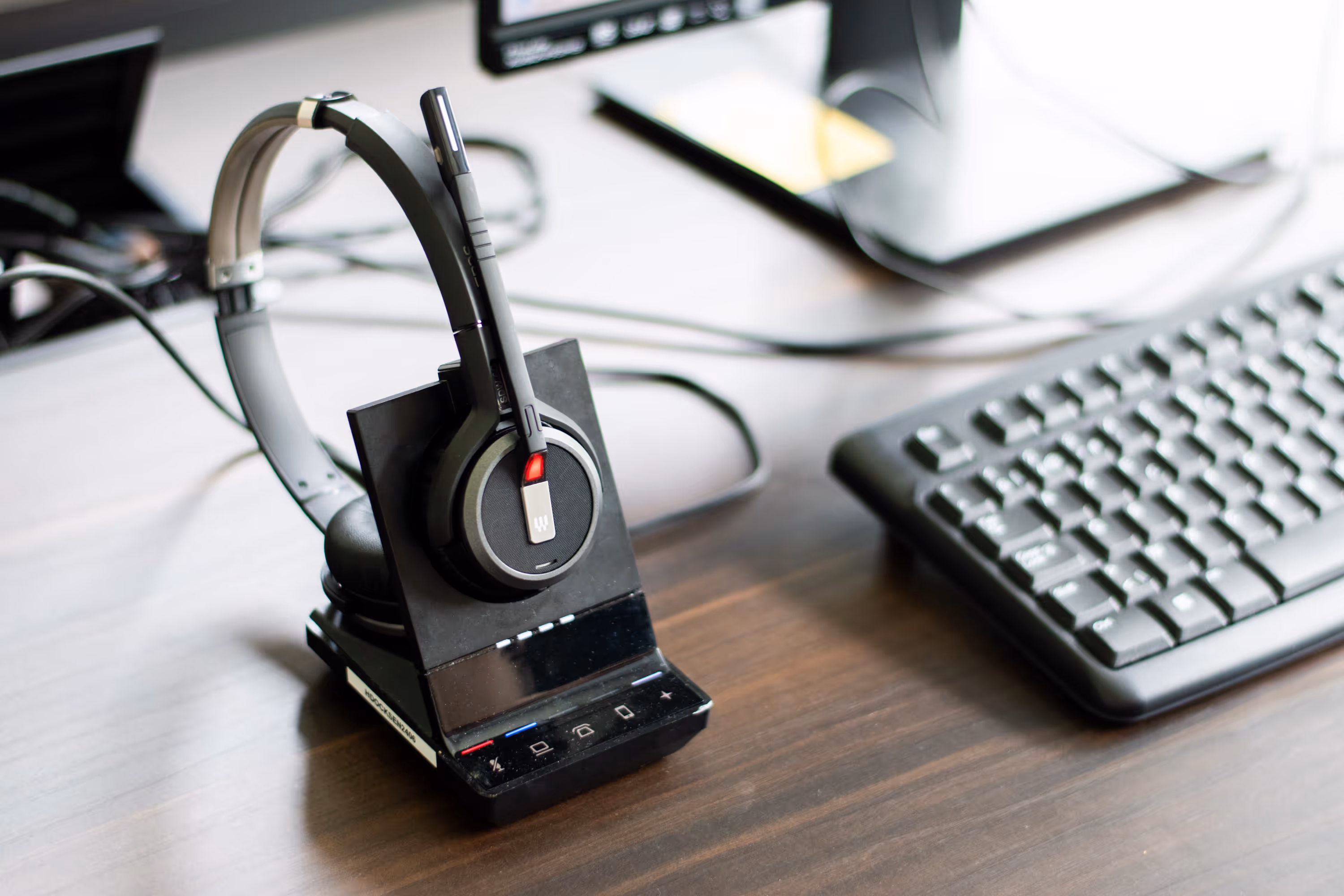 Een bureau van een begeleider, met een headset klaar om te bellen