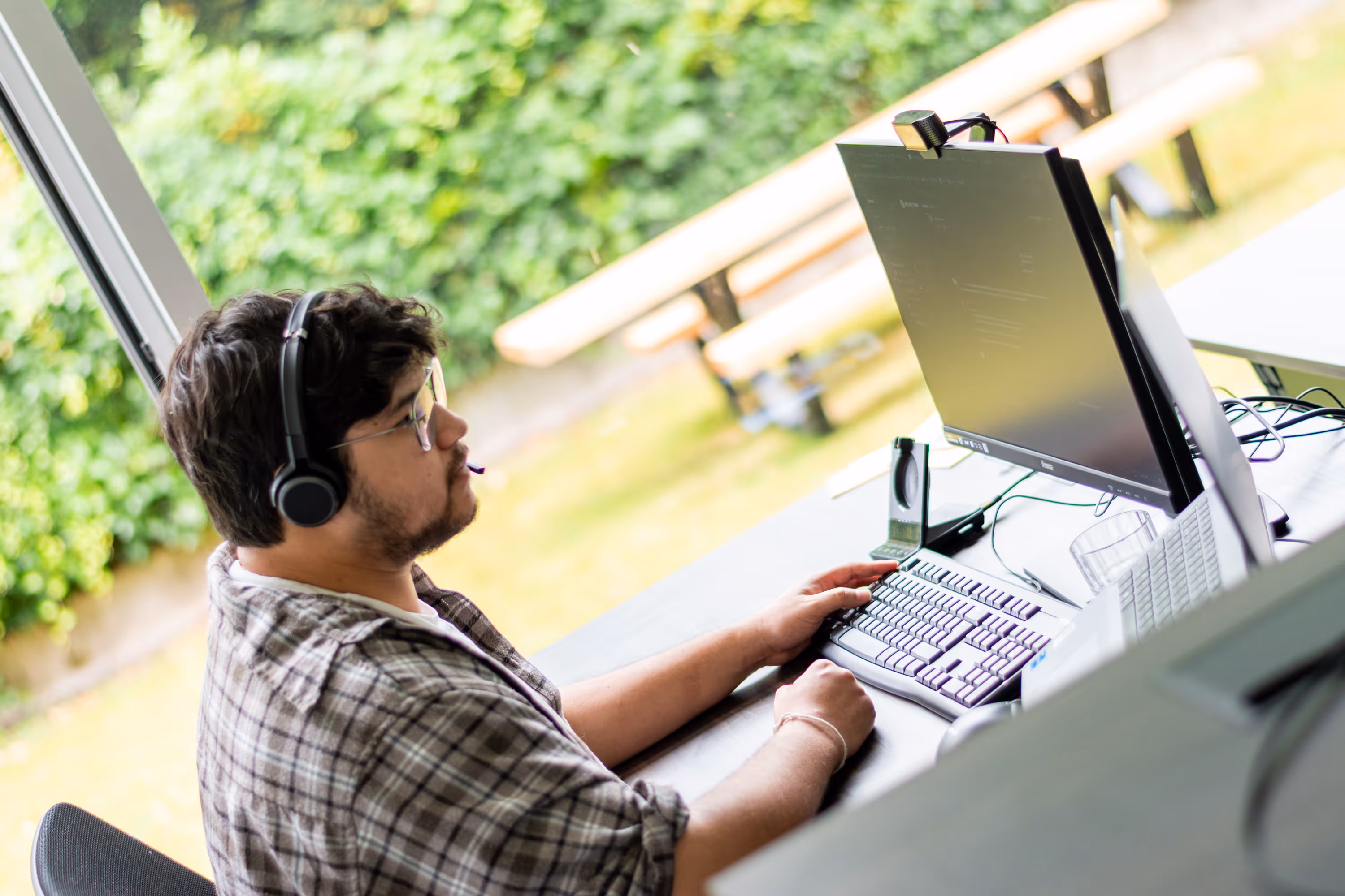 Een mannelijke begeleider aan het werk