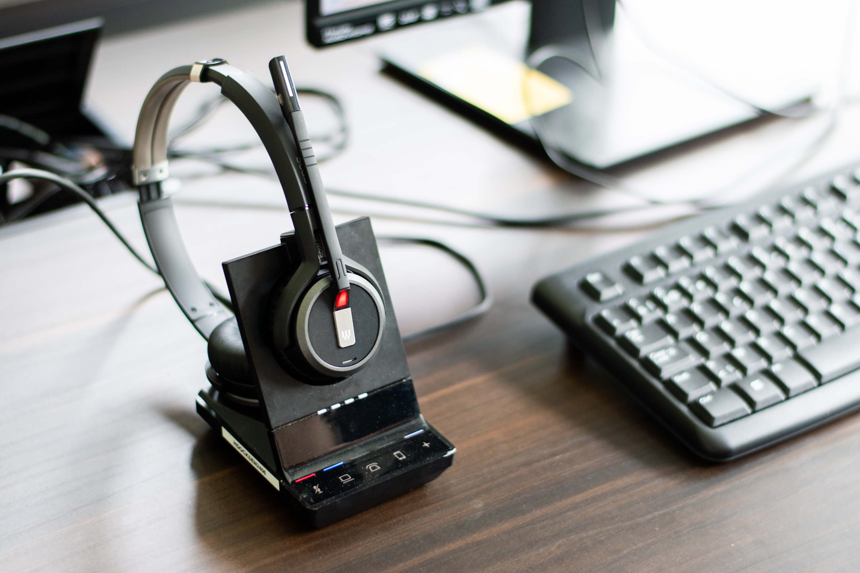 Een koptelefoon met microfoon en een toetsenbord.