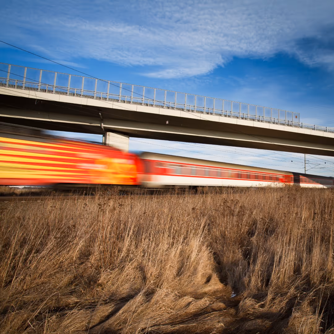 Train on rails in timelaps