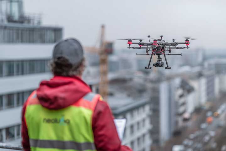 Ein Drohnepilot fliegt eine Enterprise Drohne