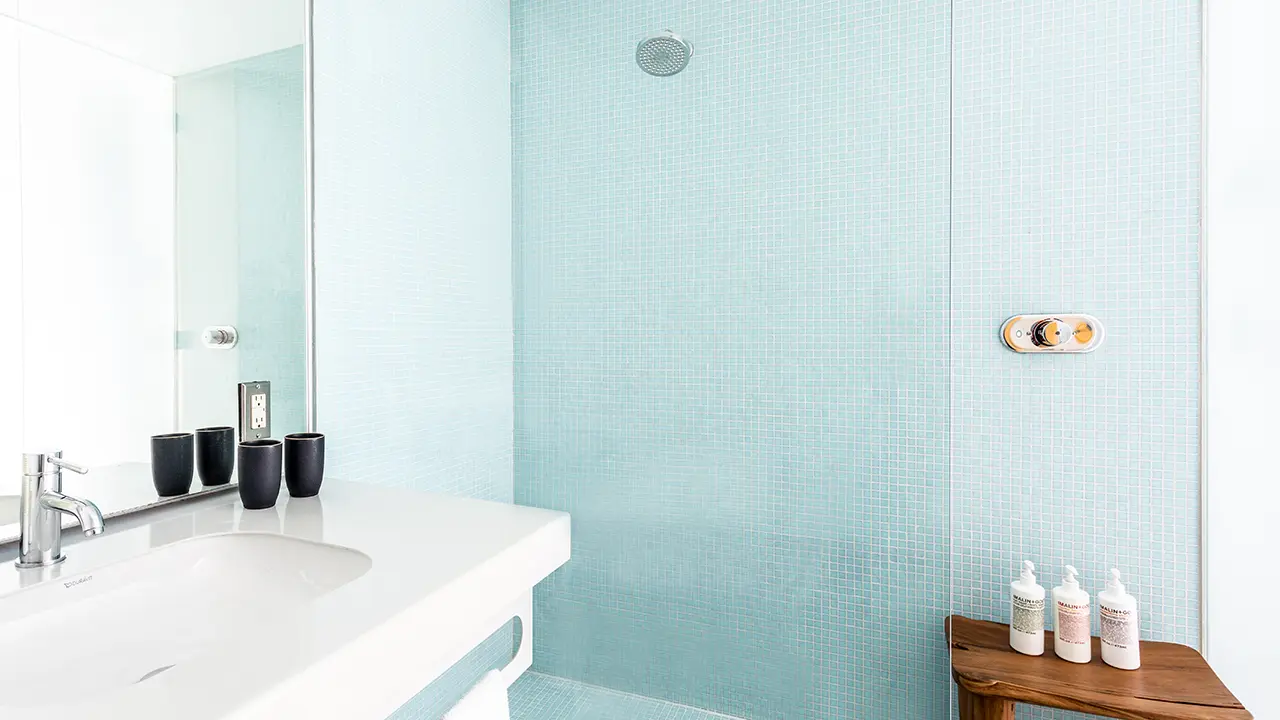 Treehouse Queen Balc Bath