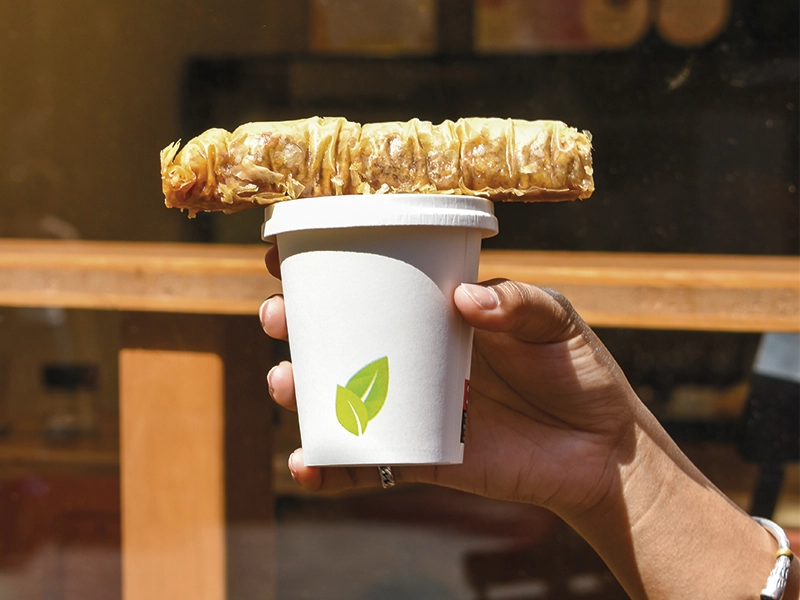 Café à emporter, accompagné d'une pâtisserie
