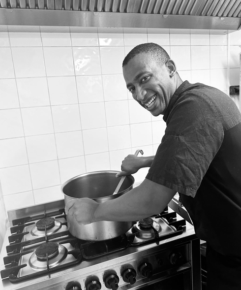 Le chef Mustapha Azamani au travail en cuisine.