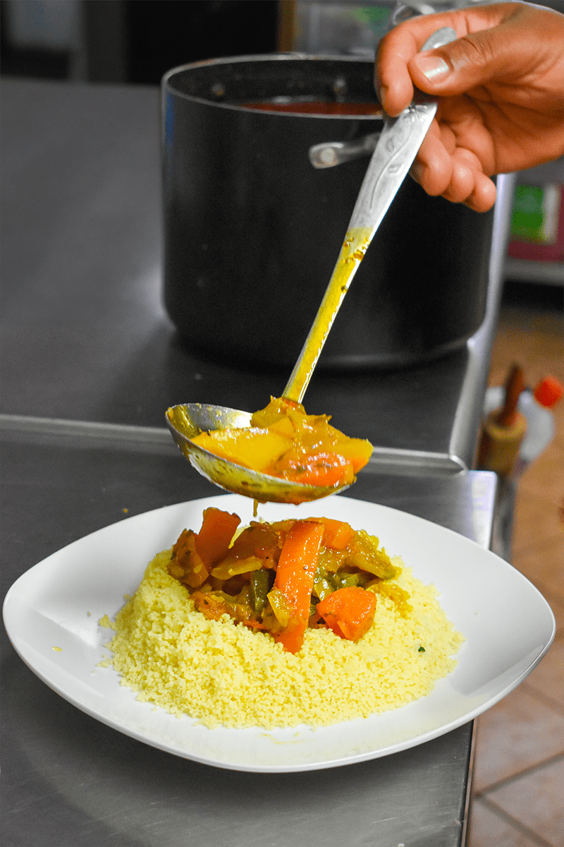Création de notre couscous à emporter ou à déguster en boutique.