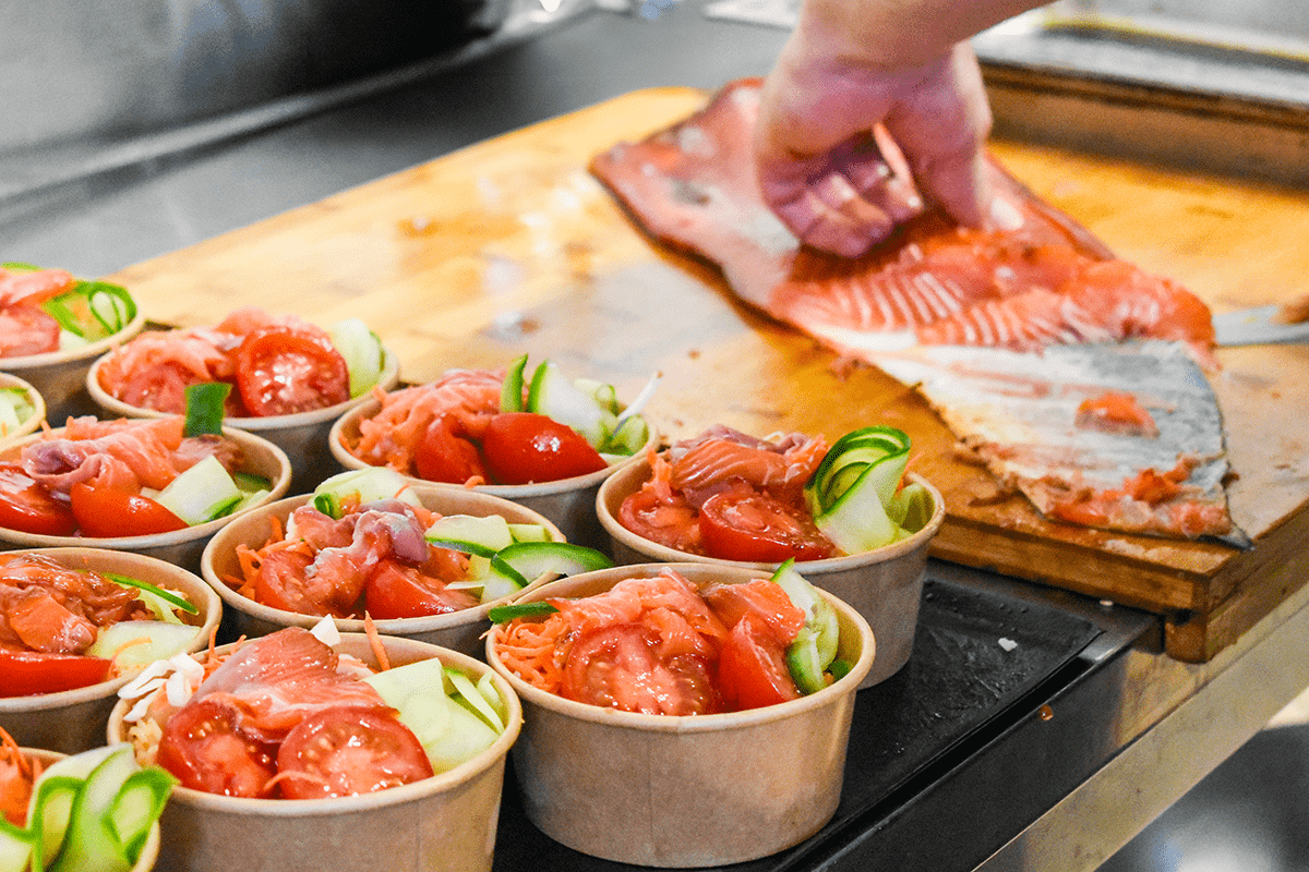 Préparation de plats spéciaux pour la partie traiteur.