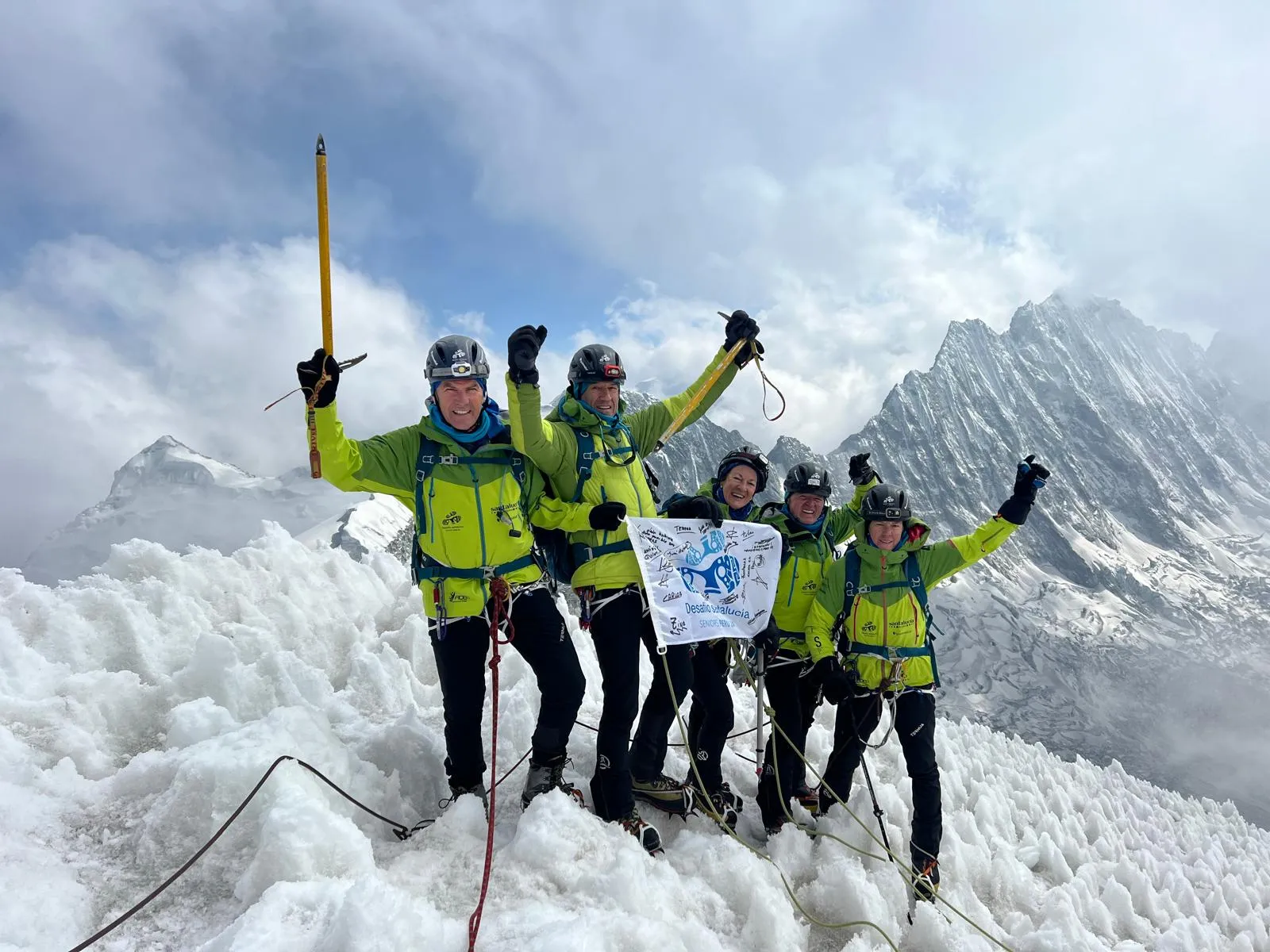 Pepe García con el grupo de expedicionarios en el Desafío Santalucía Seniors Perú 24