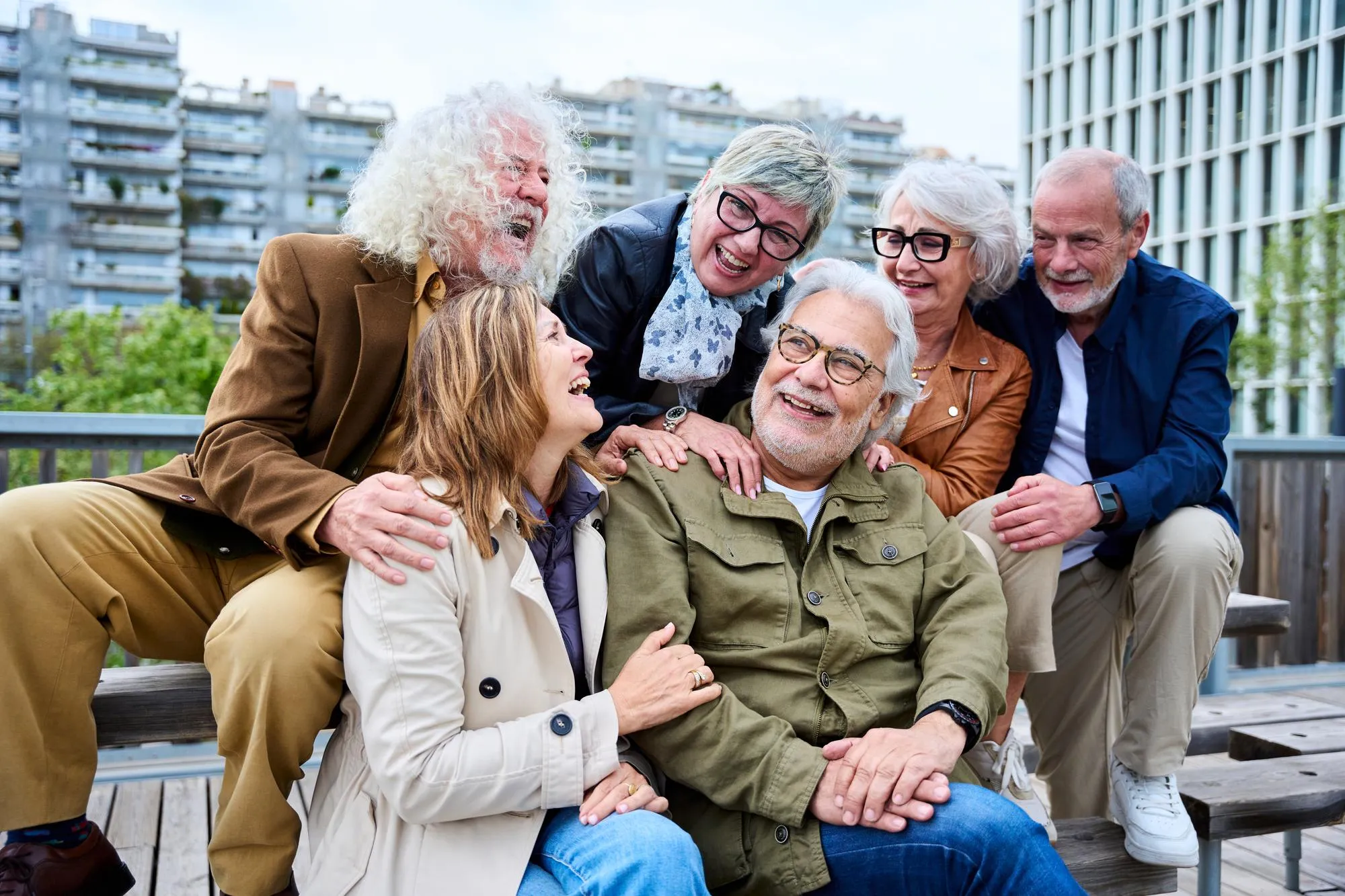 Grupo de personas mayores sentadas en un banco