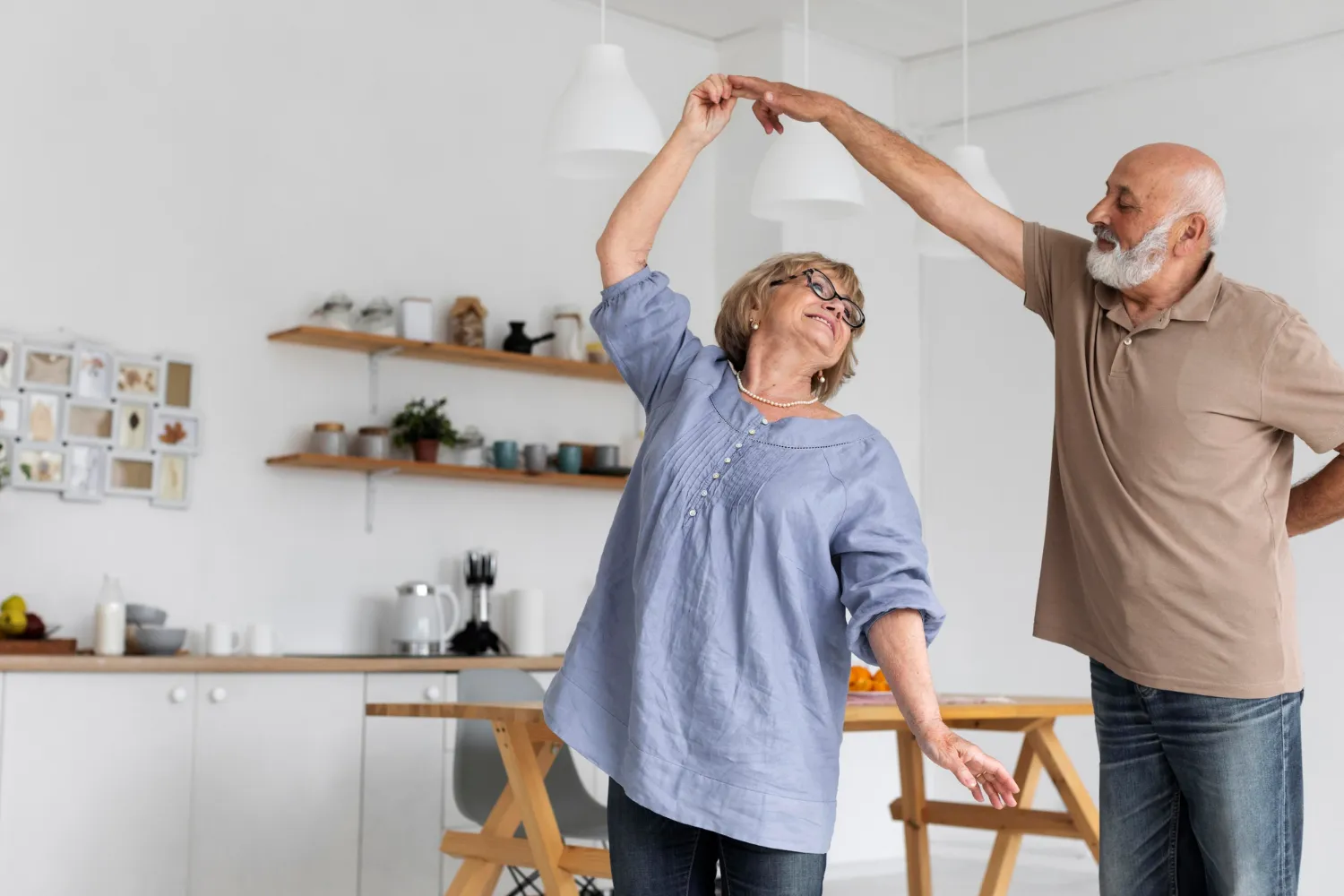 Pareja de personas mayores jubiladas bailando