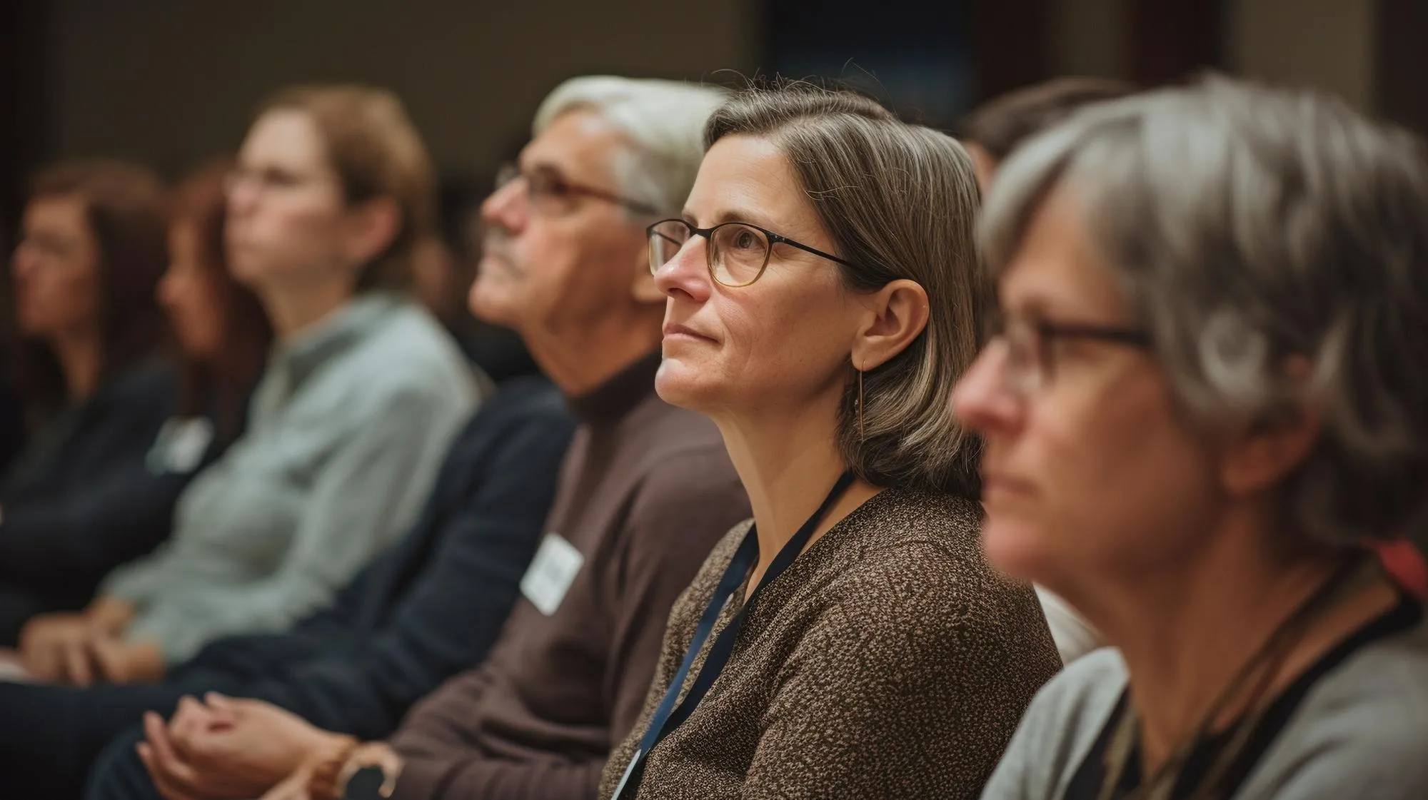 Grupo de personas jubiladas en una conferencia