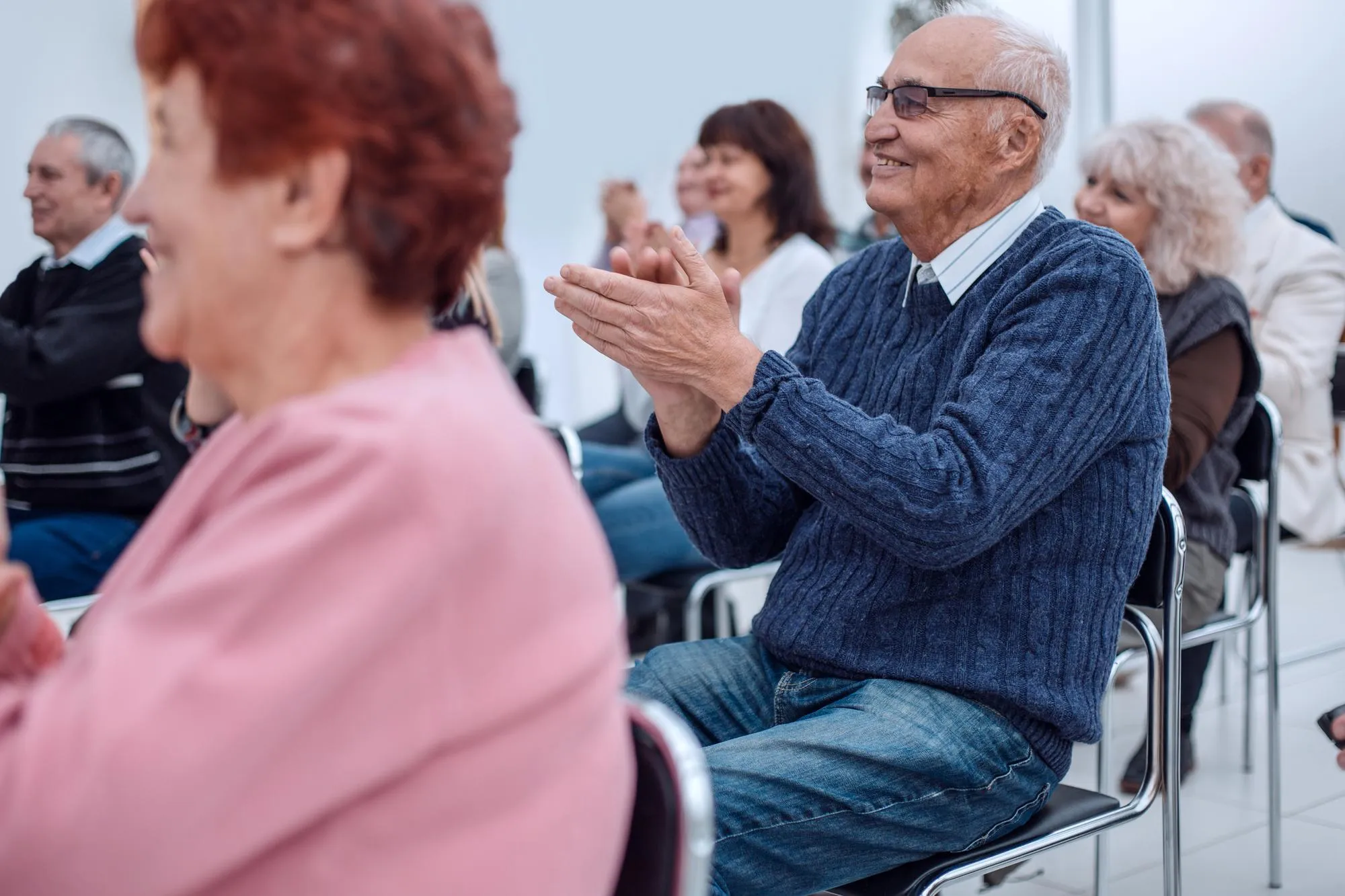 Grupo de personas mayores jubiladas en una charla