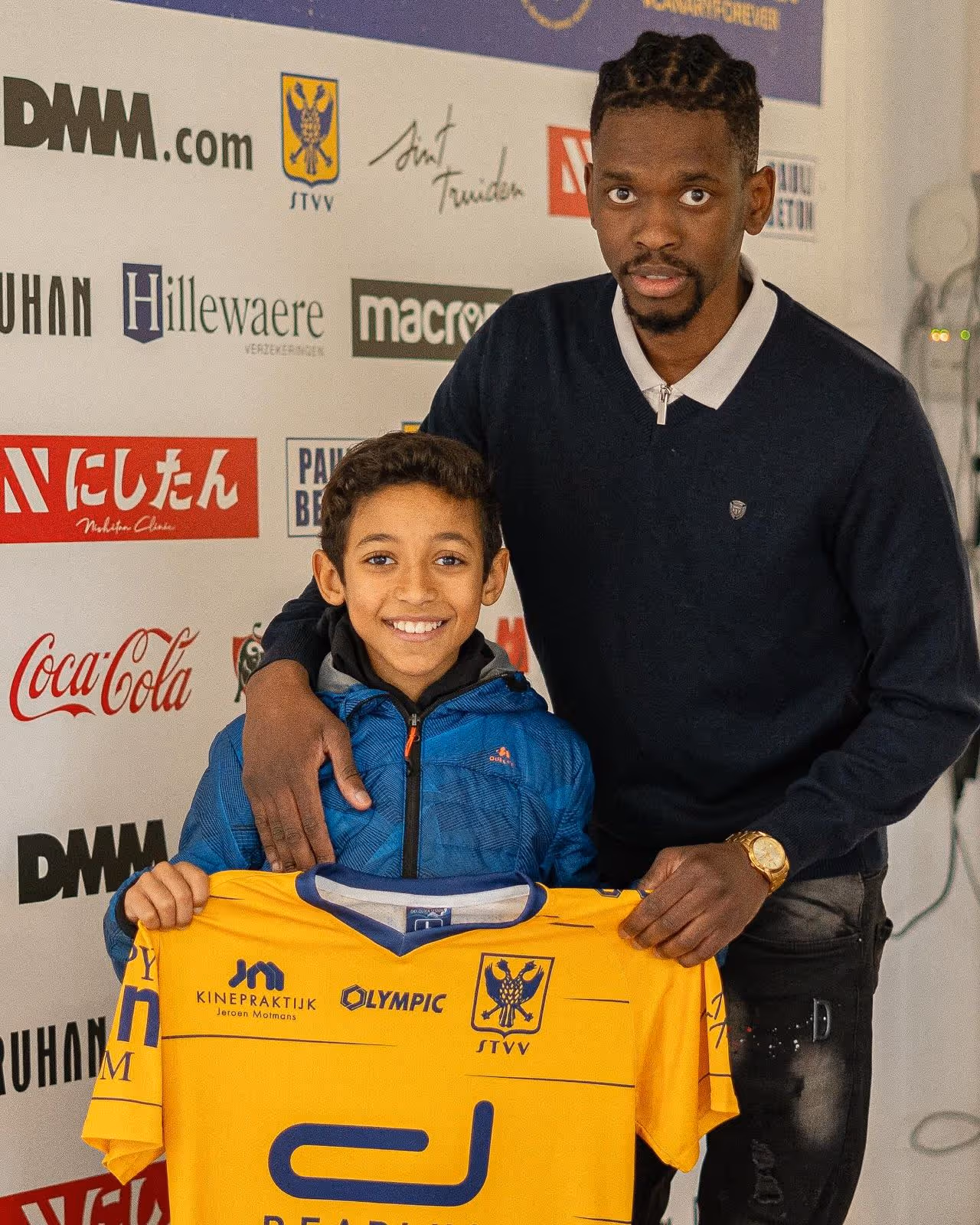 photo de coach Philippe et Vincent qui tiennent le maillot jaune de K Saint-Trond VV pour le transfer de Vincent dans son nouveau club de football