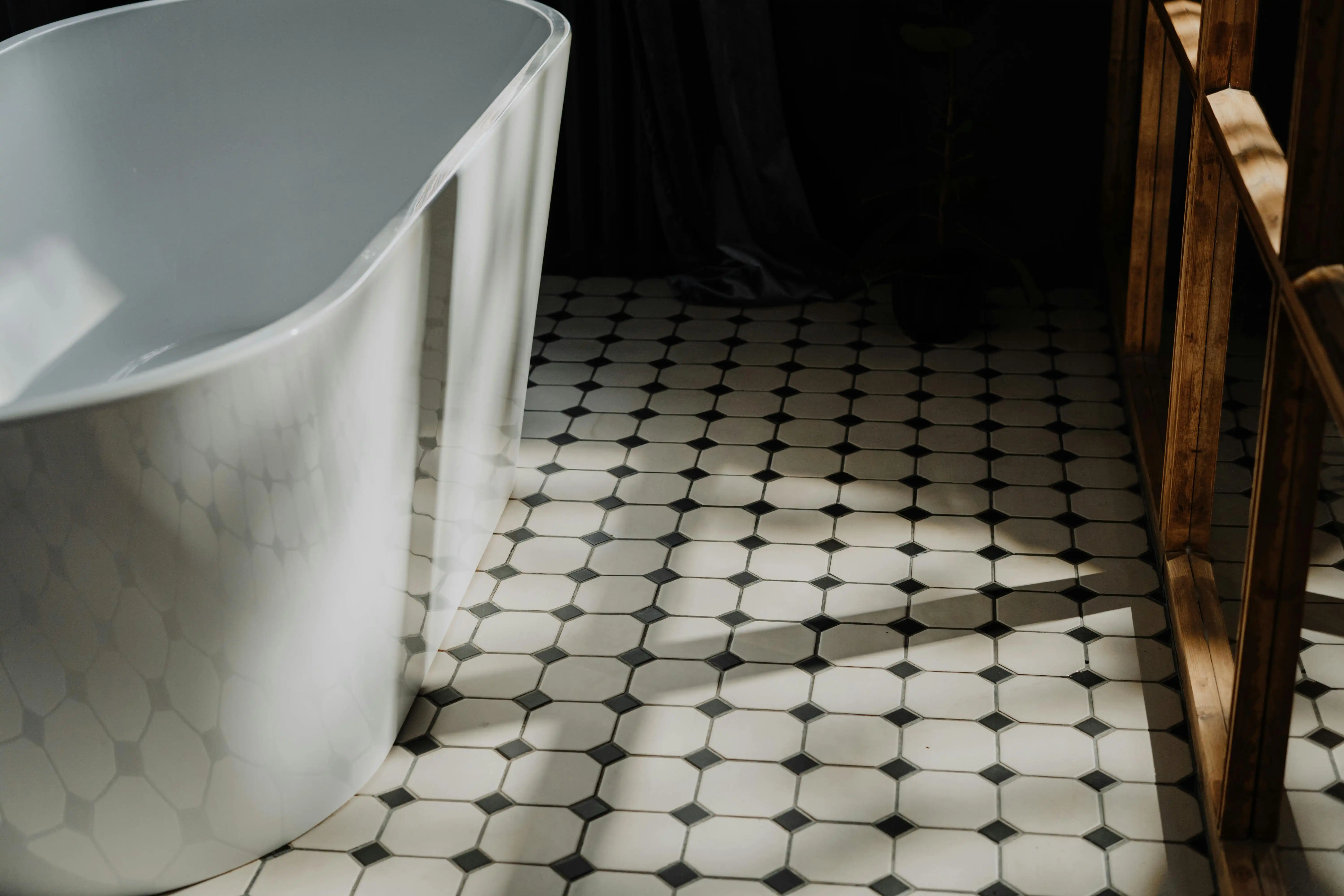bathroom tub with checkered tile