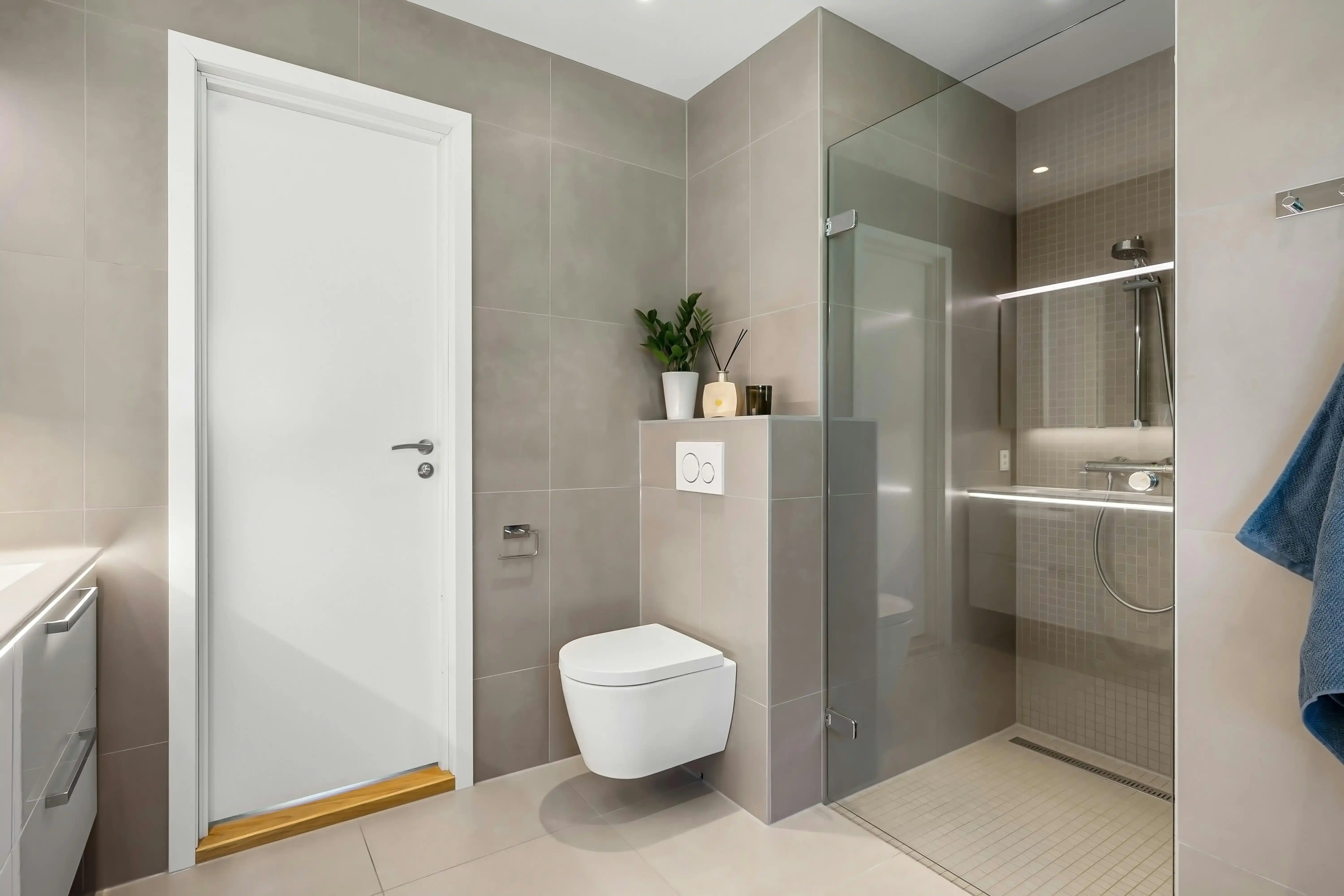 Bathroom with a curbless shower