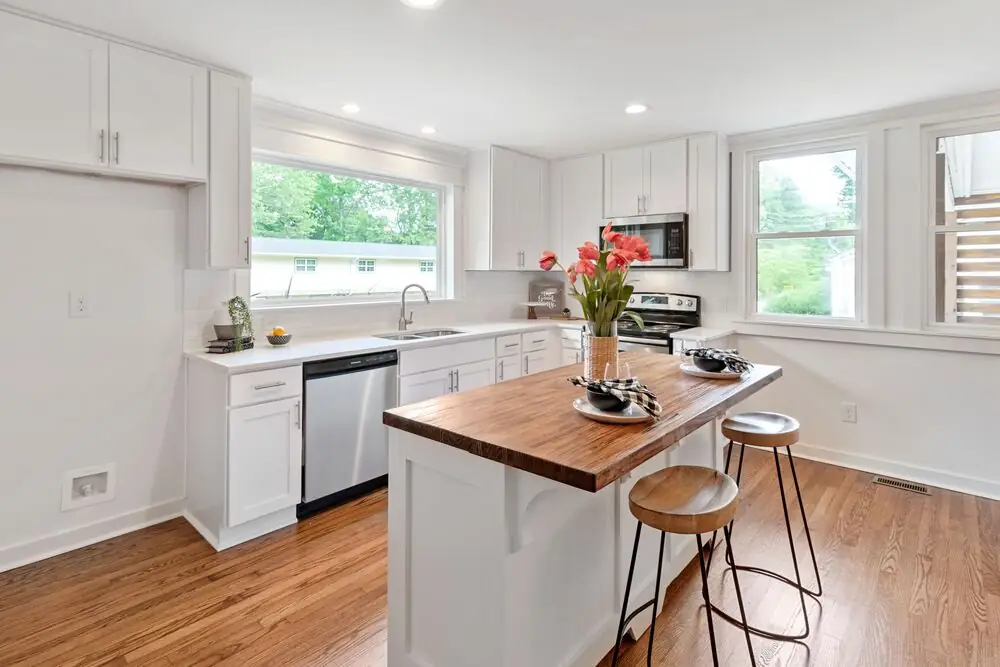 Freestanding kitchen island contrasting colour modern Surrey White Rock Langley