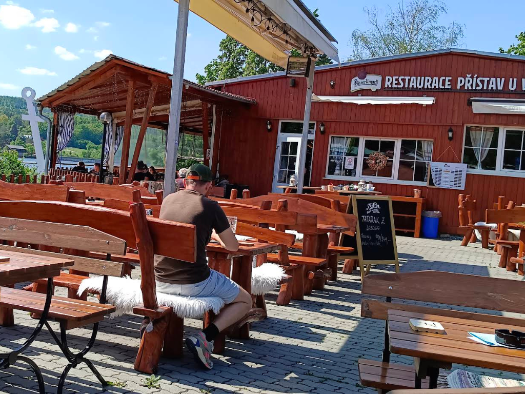 Zahrádka restaurace s posezením u vody