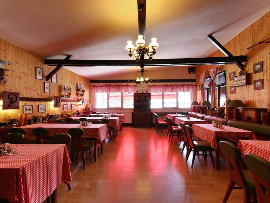 Salonek restaurace s prostřenými stoly
