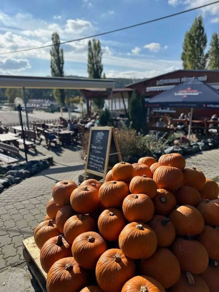 Podzimní výzdoba s dýněmi na zahrádce restaurace
