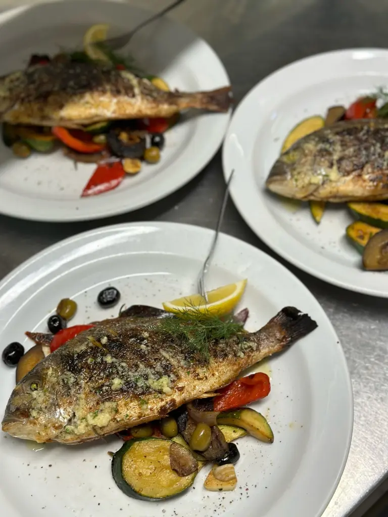 Grilovaná pražma podávaná v restauraci