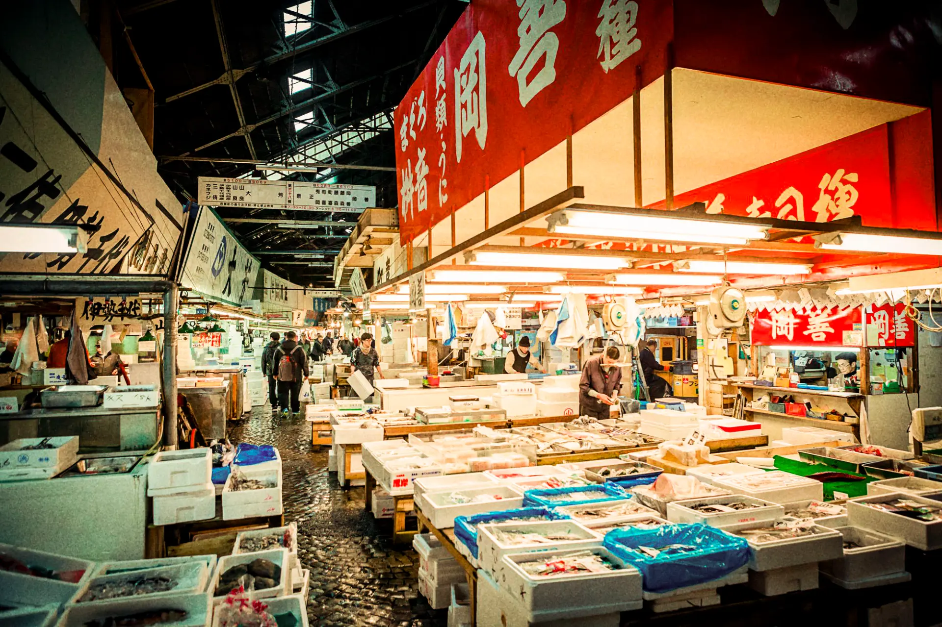 Asiatisk fisk- och skaldjursmarknad med färska råvaror, inklusive diverse fisk, skaldjur och japanska produkter.